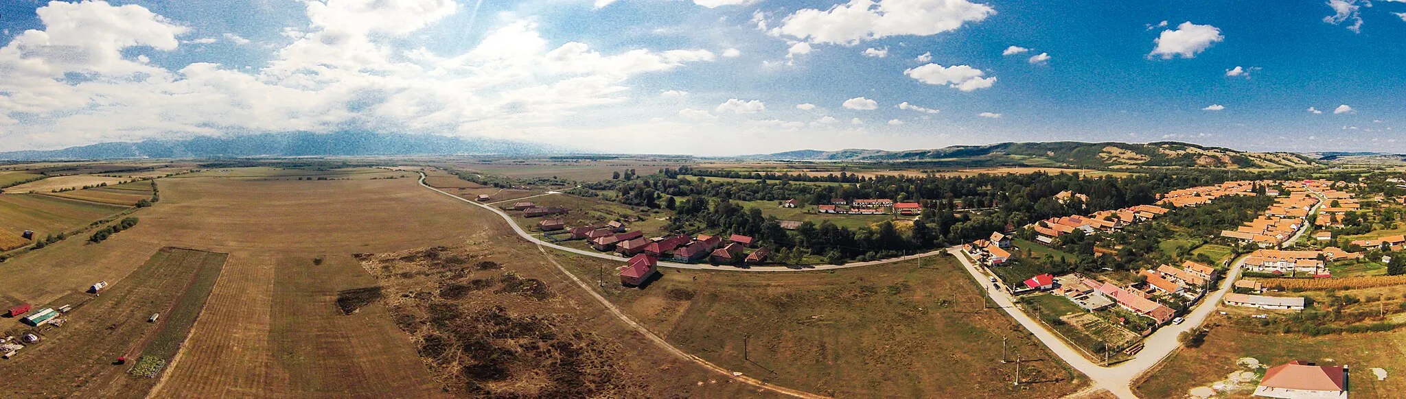Photo showing: Vedere aeriană a Sâmbetei de Jos şi a munţilor Făgăraş