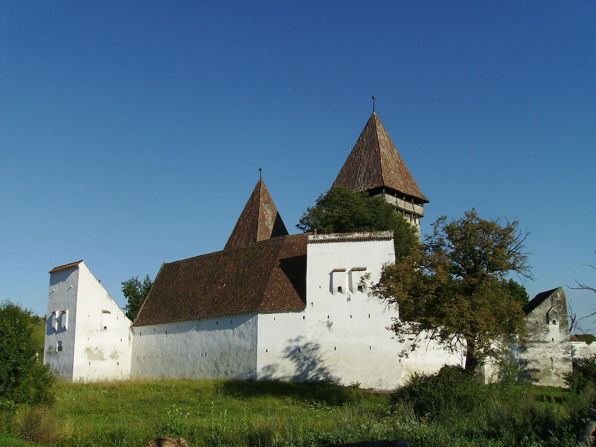 Photo showing: Fortified church of Dealu Frumos, Transylvania, Romania.

South-East Transylvania boasts Europe's densest system of well preserved medieval fortifications. Virtually every village of this region has a fortified church in good shape, let alone ruined strongholds, forts and fortified castles.