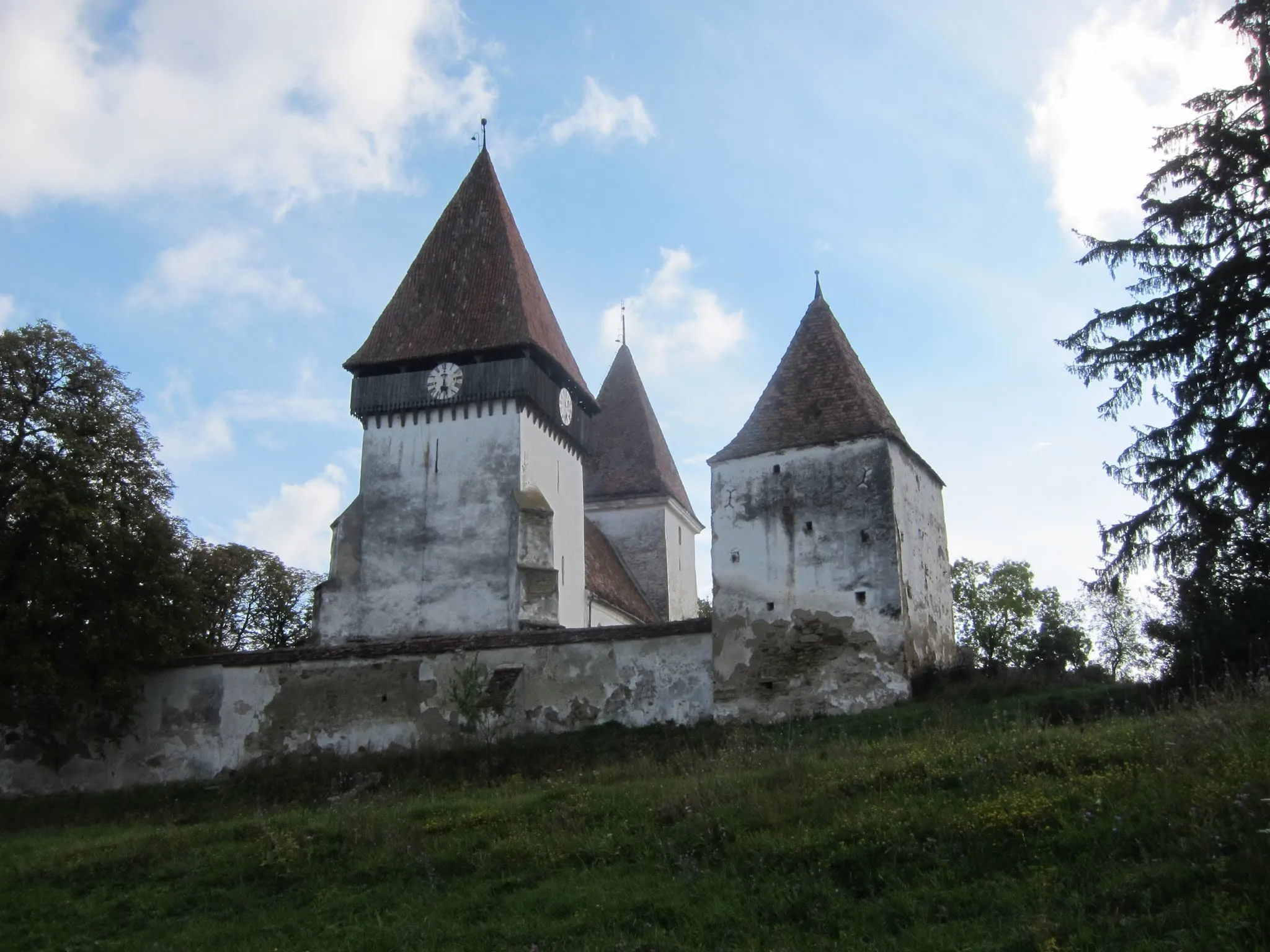 Photo showing: Fortified Saxon church with clock tower, Merghindeal, Romania