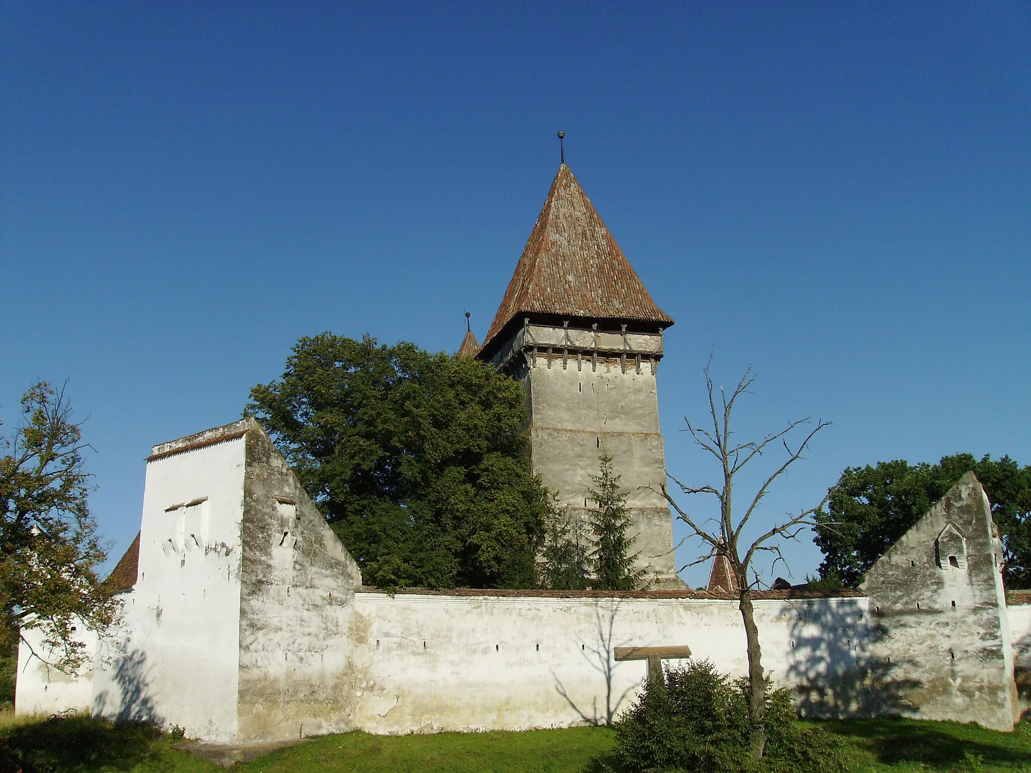 Photo showing: Fortified church of Dealu Frumos, Transylvania, Romania.

South-East Transylvania boasts Europe's densest system of well preserved medieval fortifications. Virtually every village of this region has a fortified church in good shape, let alone ruined strongholds, forts and fortified castles.