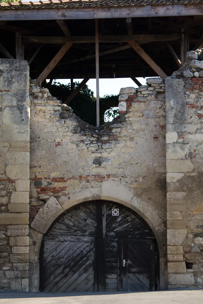 Photo showing: Ziddeincintă, cu turn de poartă, biserica reformată, sat Șard; comuna Ighiu, judeţul Alba. Datare: sec. XV - XVIII.