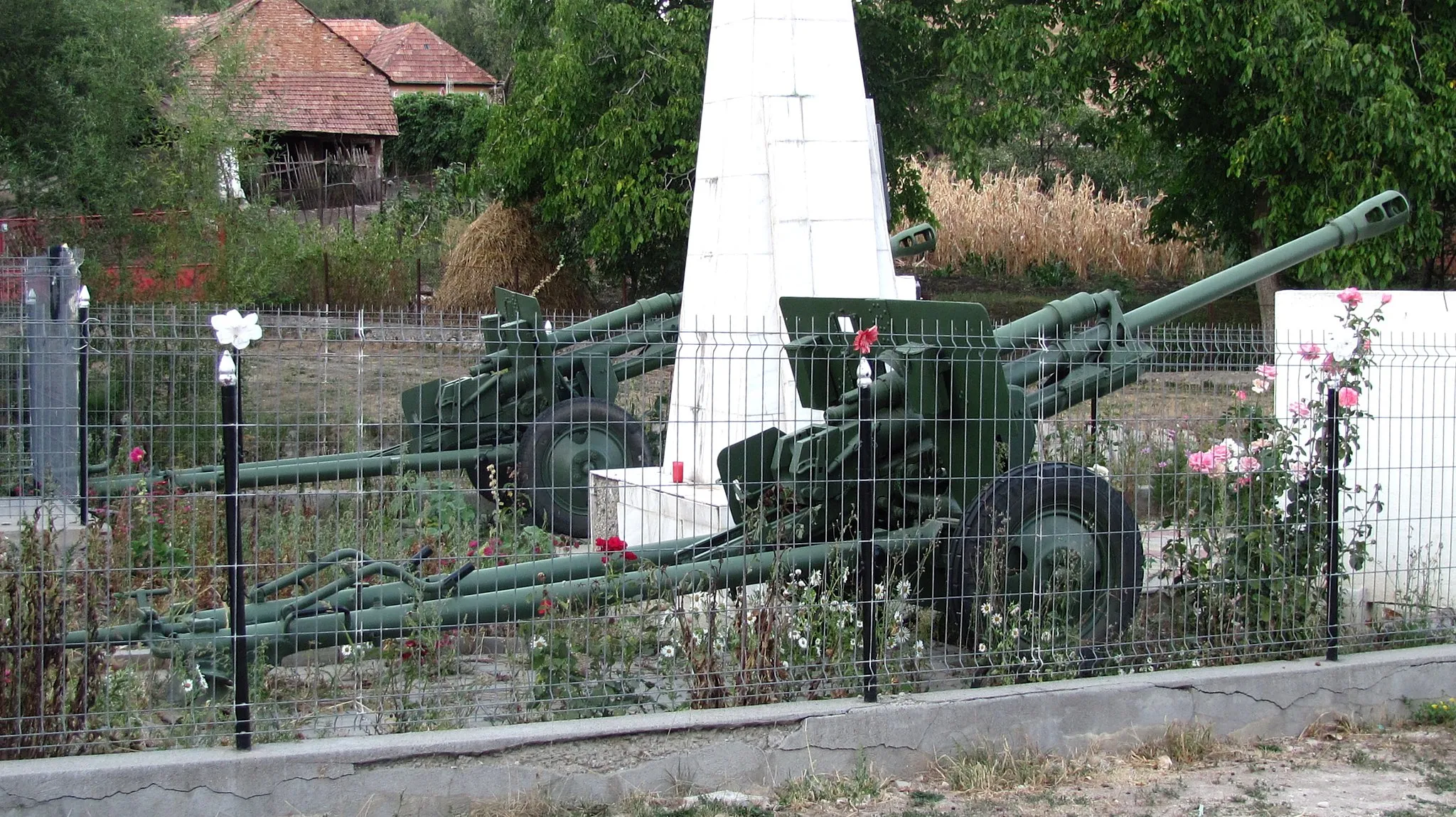 Photo showing: Monument închinat Martirilor și Eroilor din Izvoarele -  Livezile, Alba - detaliu