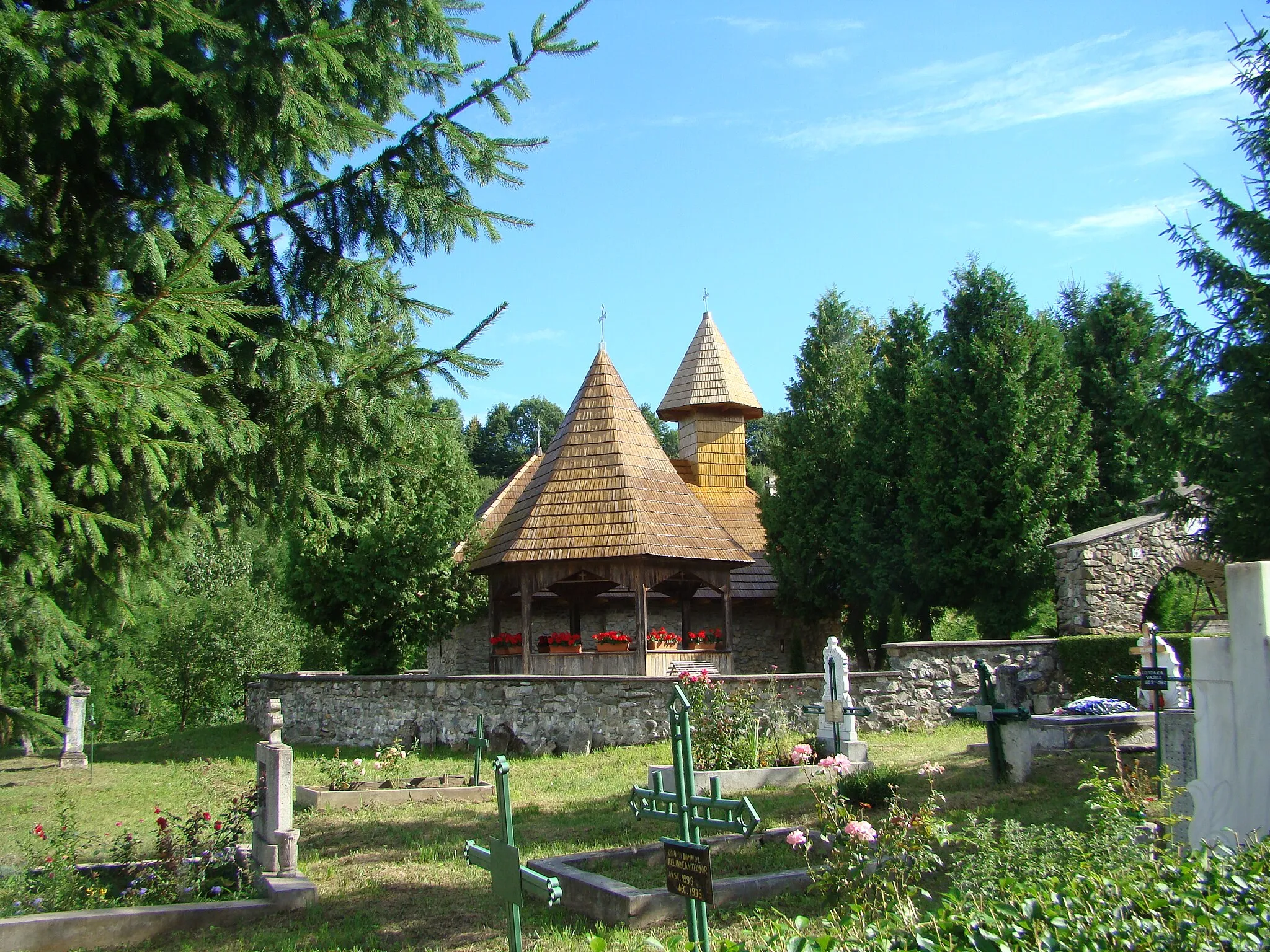 Photo showing: Holy Trinity church in Măgina, Alba county, Romania