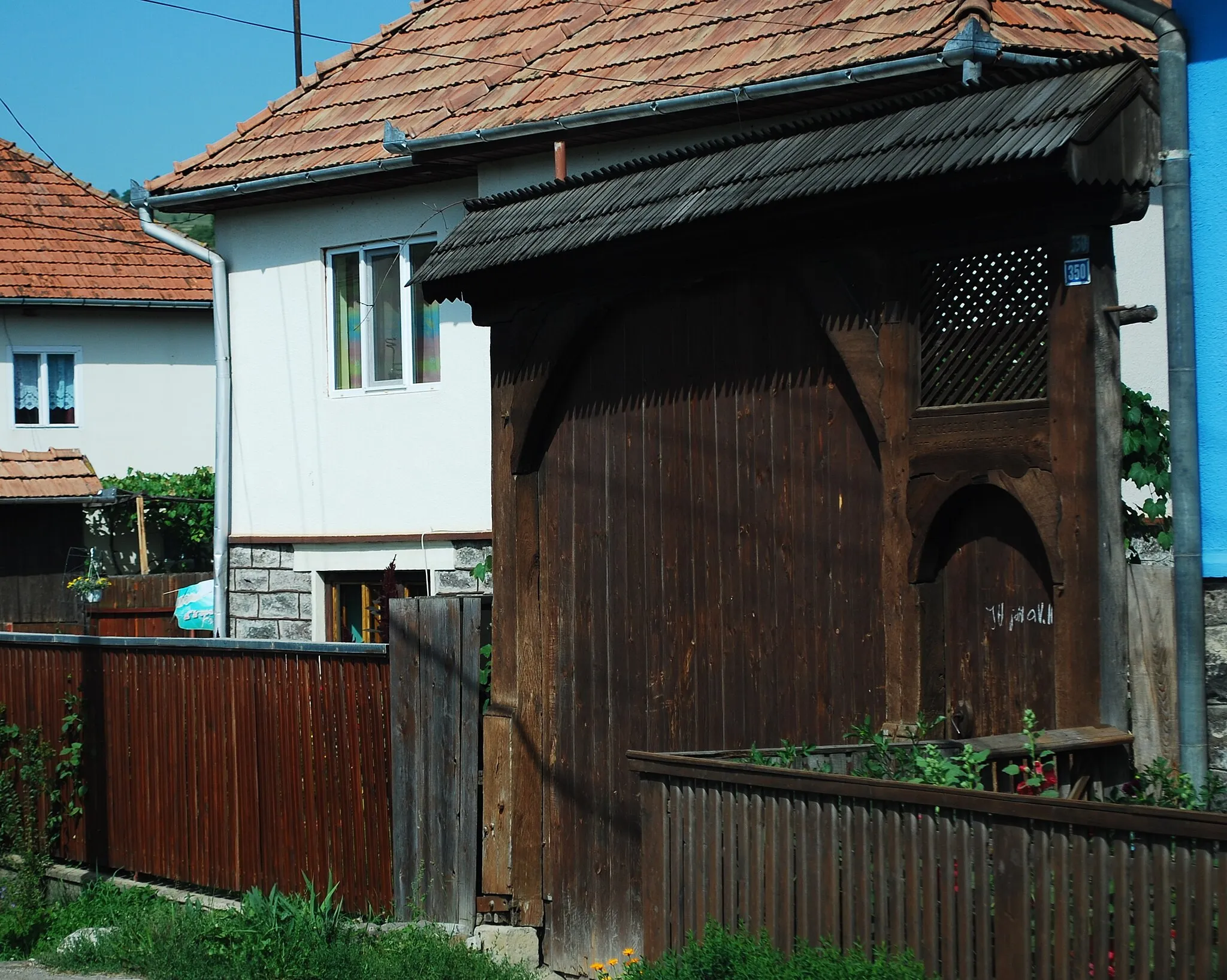 Photo showing: Szekler gate in the Satu Mare village, Harghita County, Romania