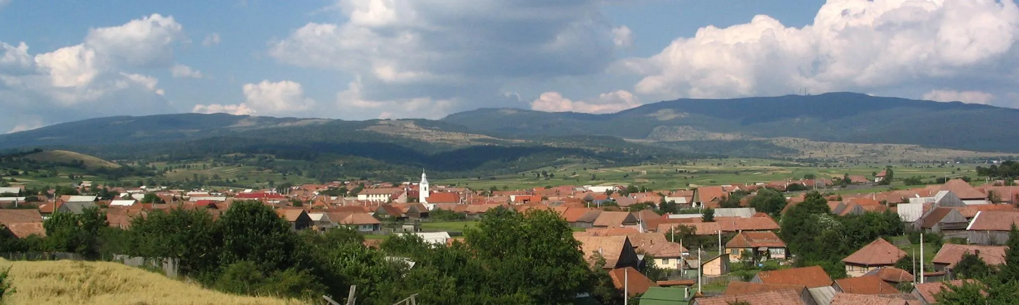 Photo showing: Kápolnásfalu (Capalnita) és a Központi-Hargita (Central-Hargita).