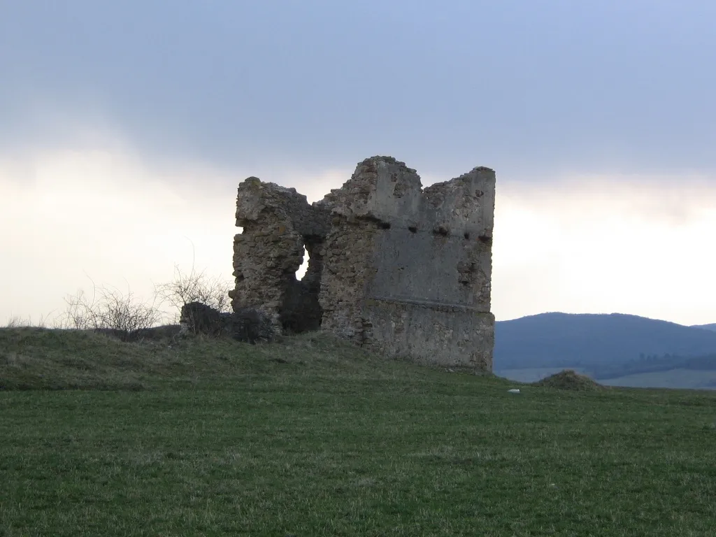 Photo showing: Covasna County, Valea Crişului,Tower-remains of a Gothic church, 15th century