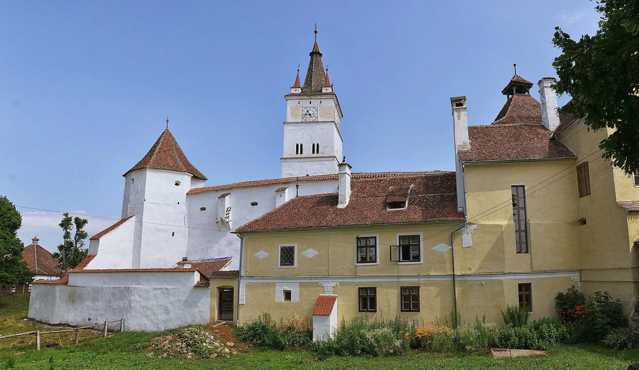 Photo showing: South side of the Hărman fortified church, with the gate tower on the right