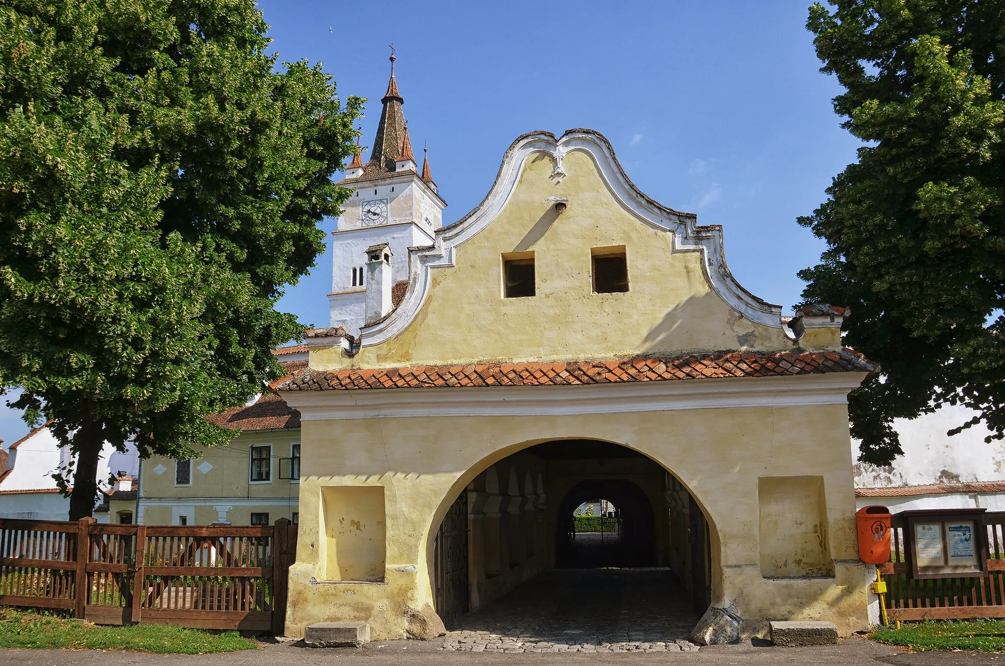 Photo showing: The entrance building of the Hărman fortified church