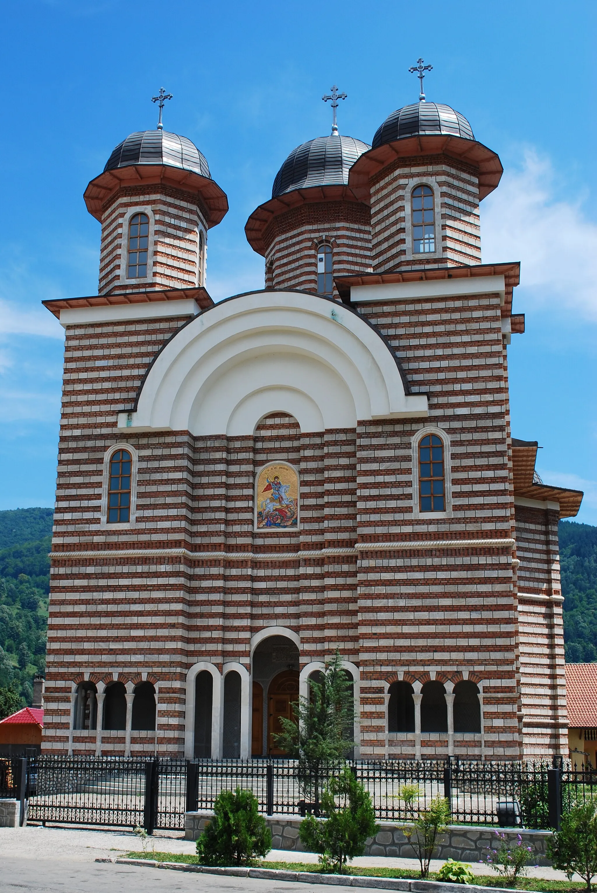 Photo showing: "St. George" Romanian Orthodox Church in Nehoiu, Buzău, Romania