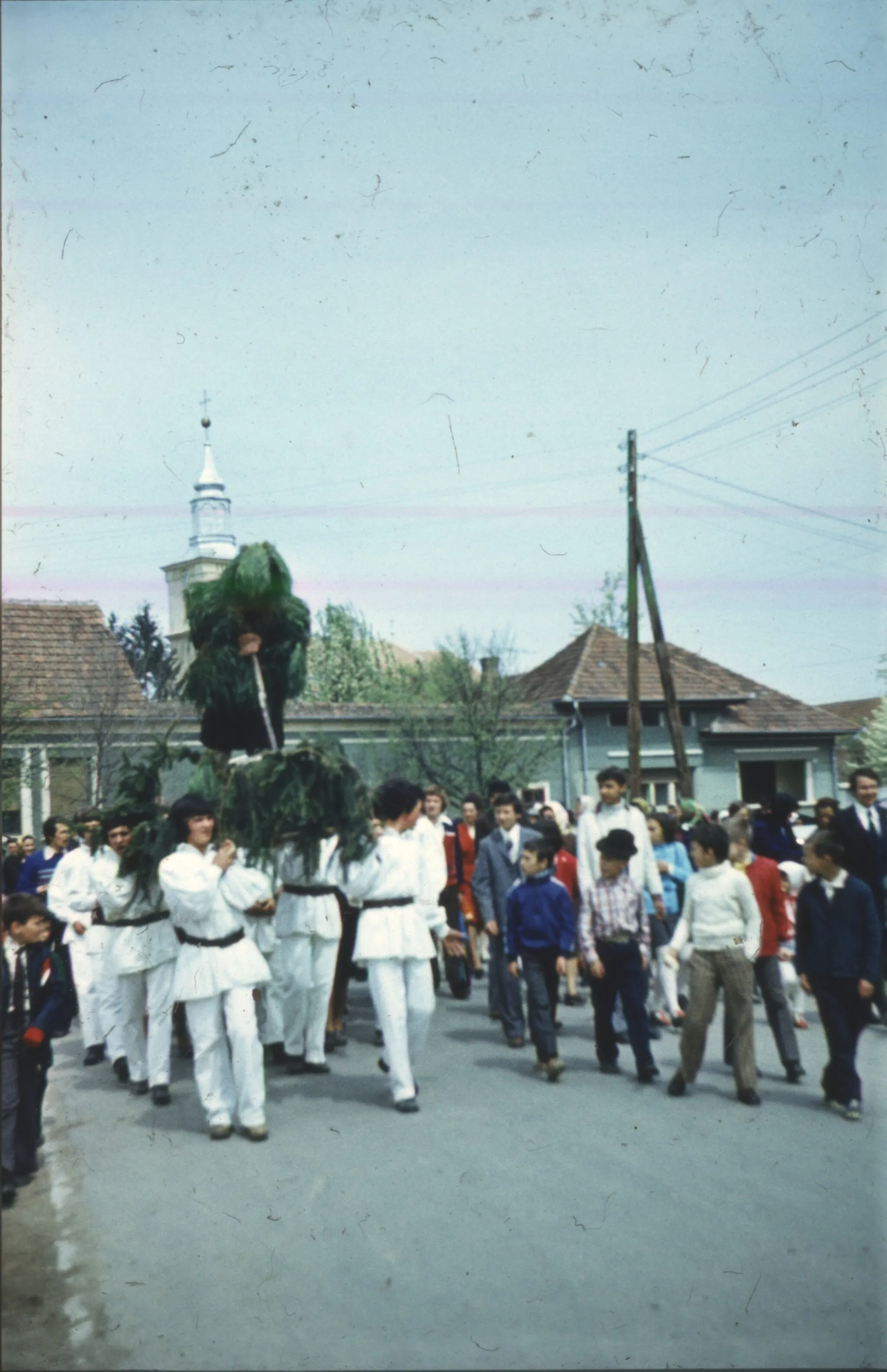 Photo showing: Plugarul, obicei de primăvară din satul Vad, jud. Brașov. Fotografie din mai 1978