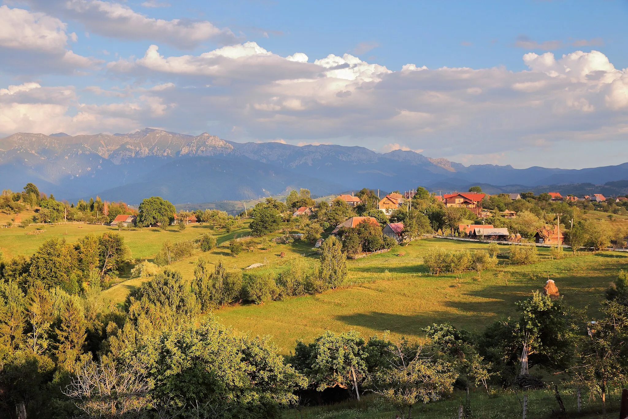 Photo showing: Măgura village in Moieciu commune of Brașov County, Romania. Piatra Craiului mountains.