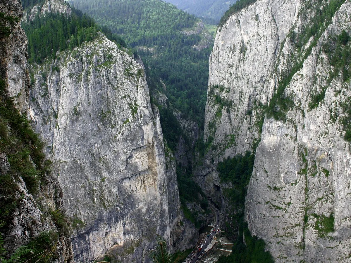 Photo showing: View of Bicaz Canyon from Maria Cliff, Transylvania, Romania