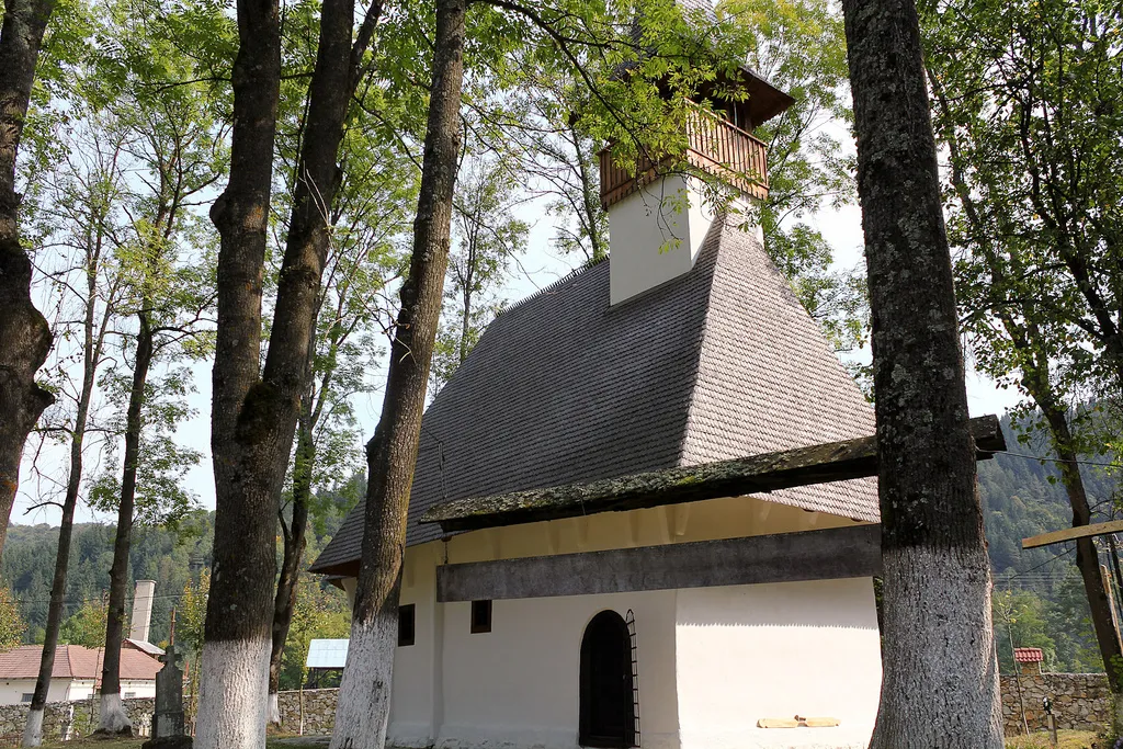 Photo showing: Biserica de lemn "Sf. Nicolae" a mănăstirii Lupşa, sat Valea Lupşii, comuna Lupşa
Datere 1429, cu modificări în 1694, respectiv 1865.