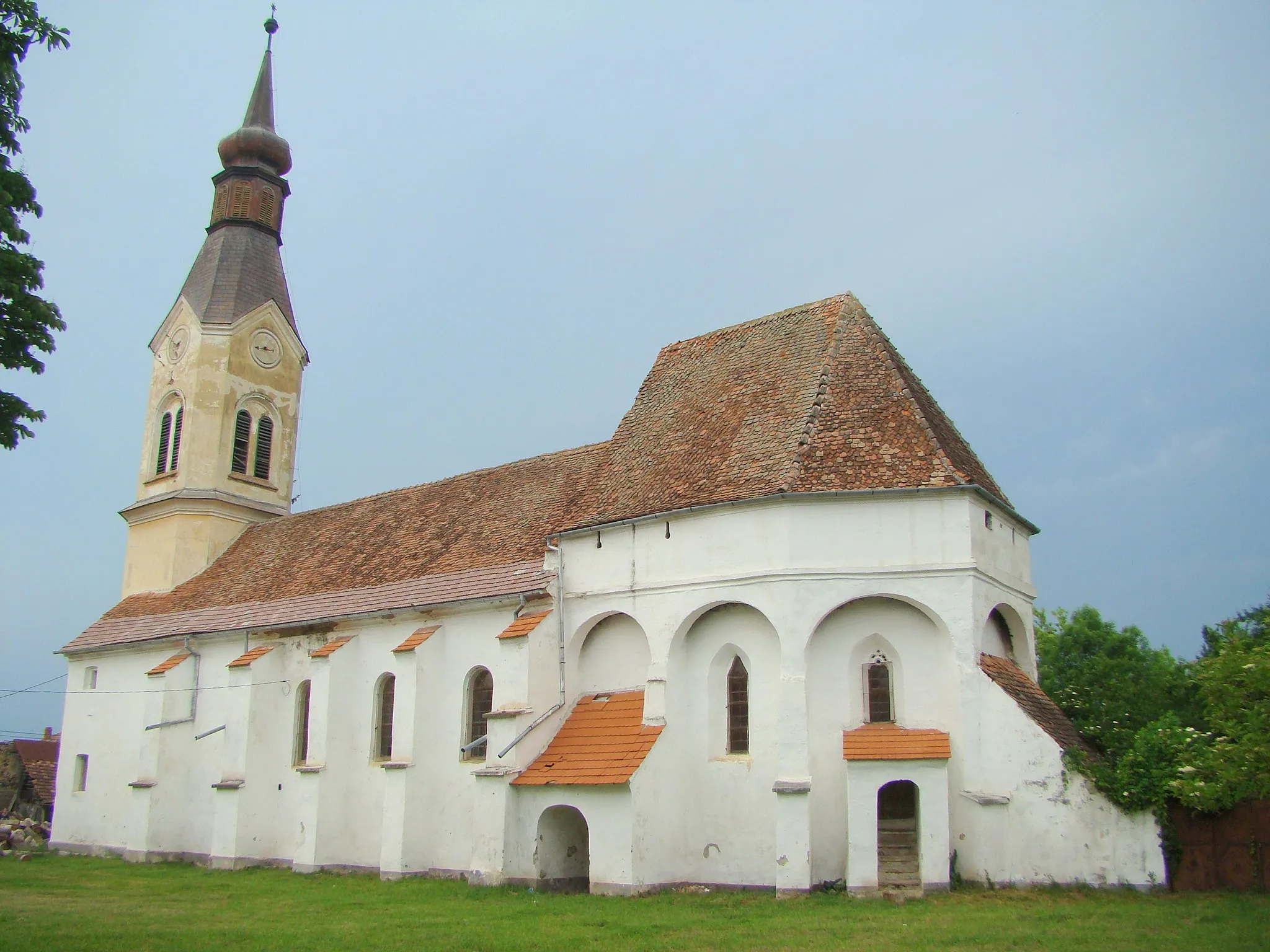 Photo showing: Fortified church in Dacia, Brașov County, Romania