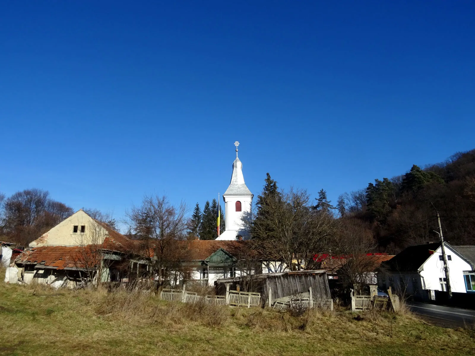 Photo showing: Orthodox church and some buildings in Vâlcele, Covasna, Romania