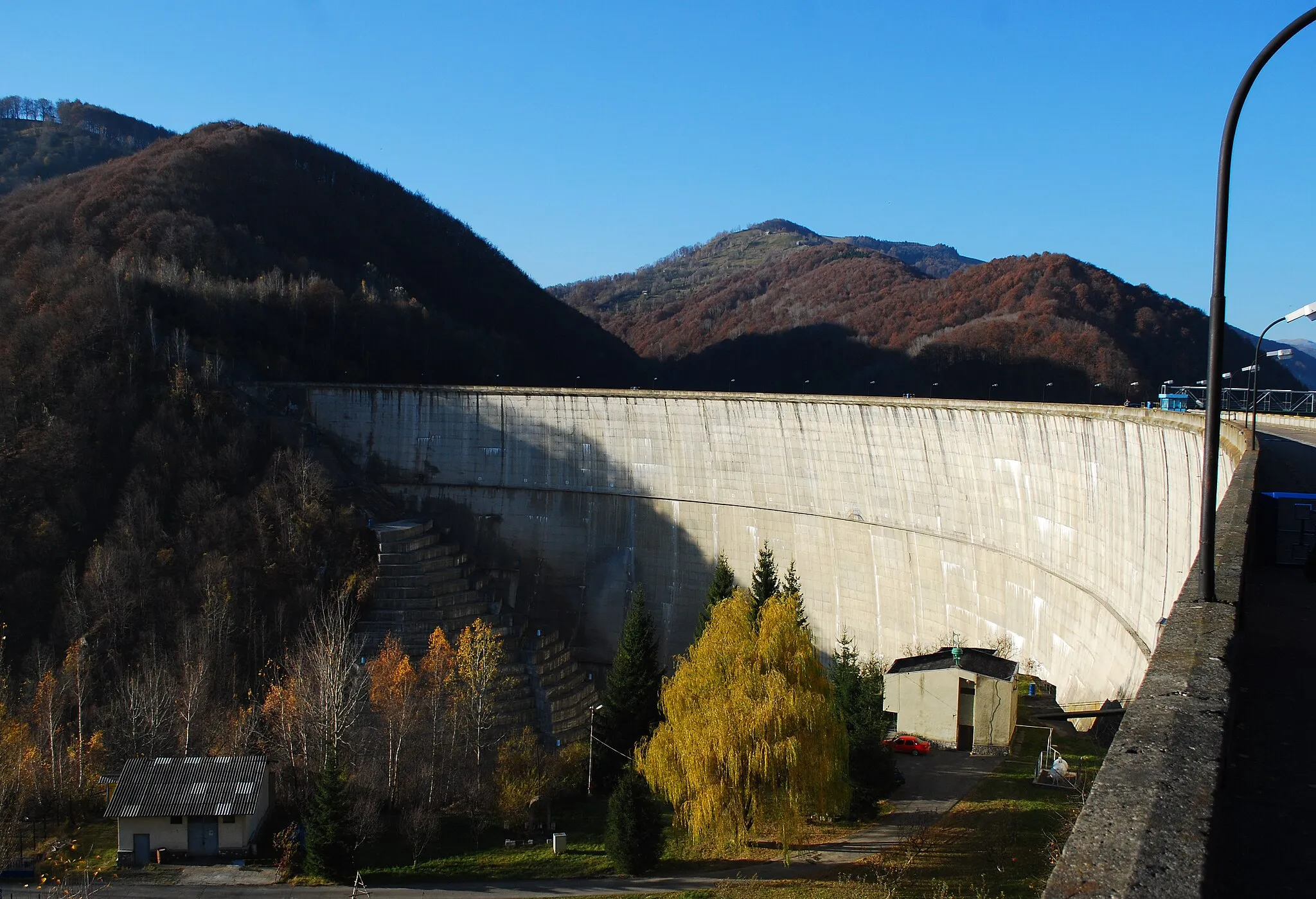 Photo showing: The Paltinu dam, on Doftana River, Prahova County, Romania