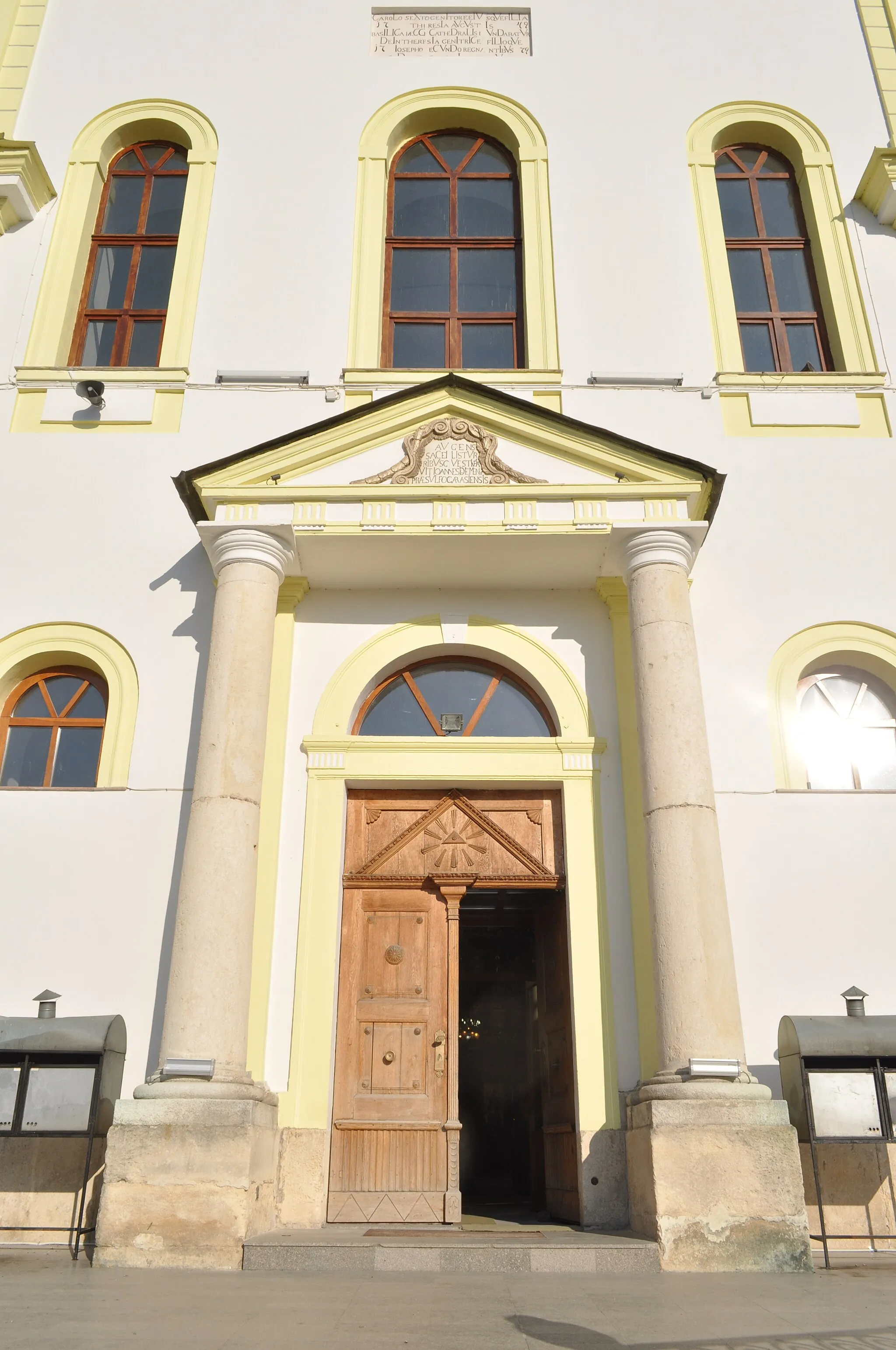 Photo showing: Holy Trinity” Greek-Catholic Archbishop's Cathedral in Blaj