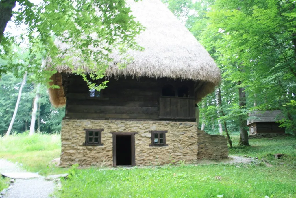 Photo showing: a cooper's house from Tomușești (Certege), Apuseni Mountains in the open-air museum, Sibiu