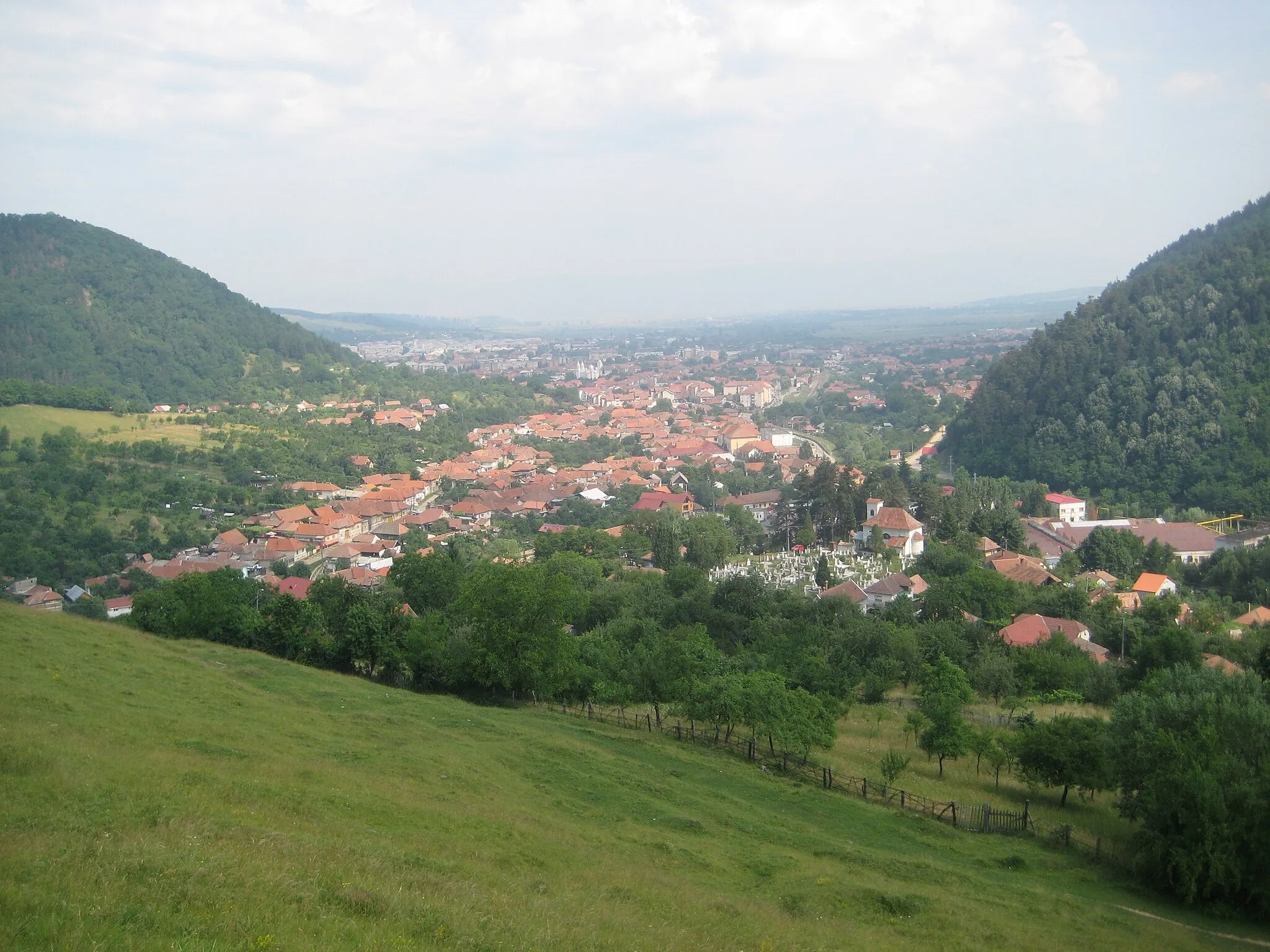 Photo showing: Beautiful places, a small town at the bottom of hills and mountains