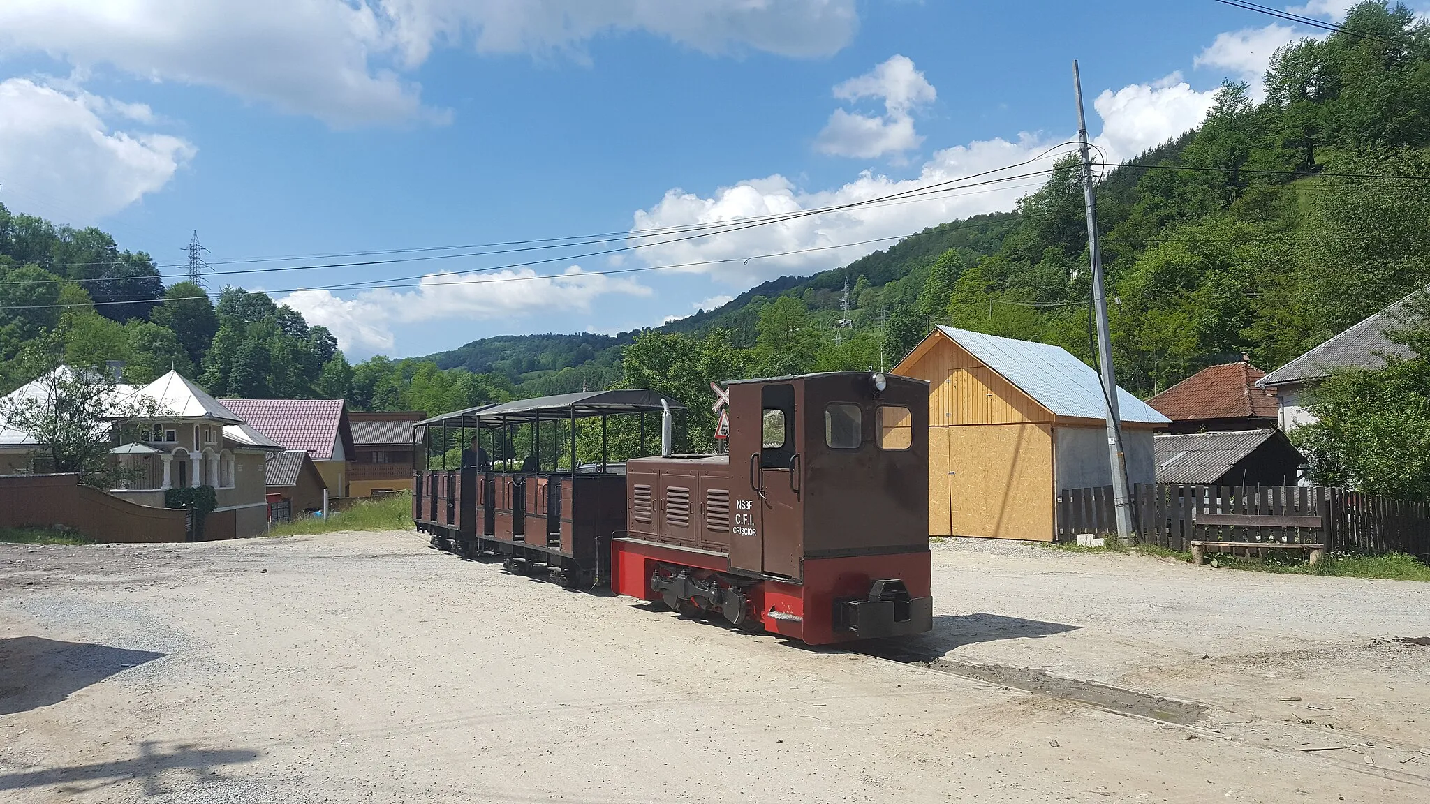 Photo showing: Tourist train at a terminus in Câmpeni, Romania