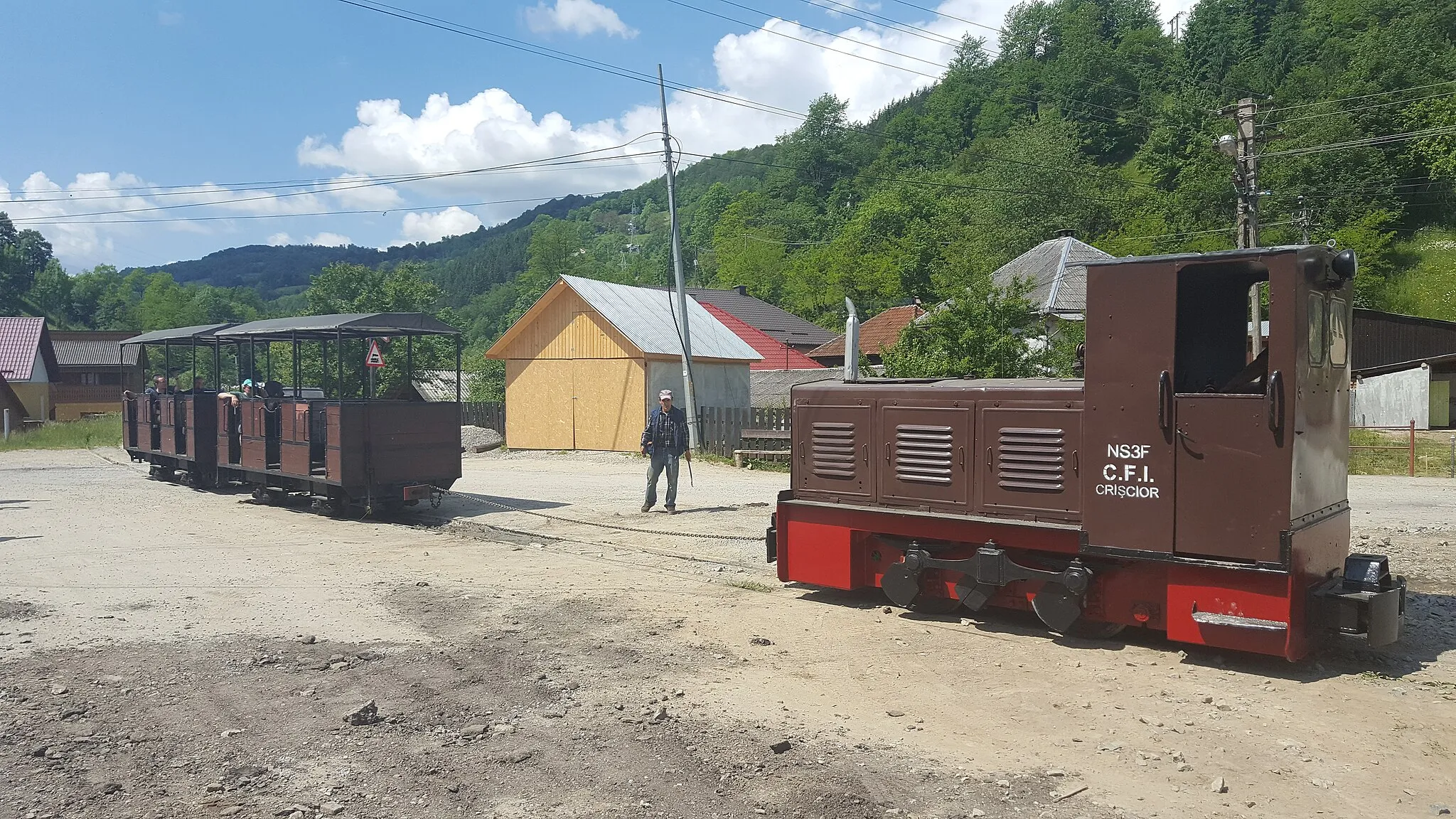 Photo showing: A tourist train switching at a terminus in Câmpeni, Romania