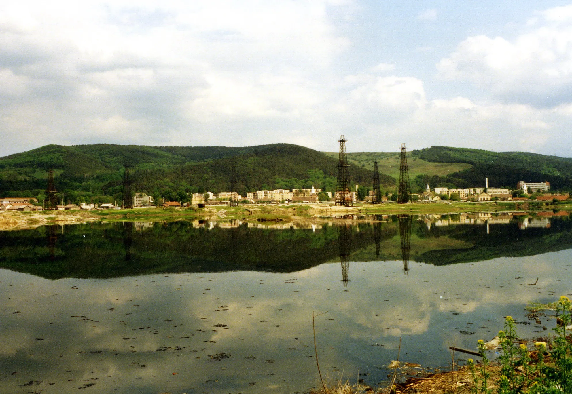 Photo showing: Salina Ocna Mureş, Câmpul de sonde de la suprafaţă (1991)