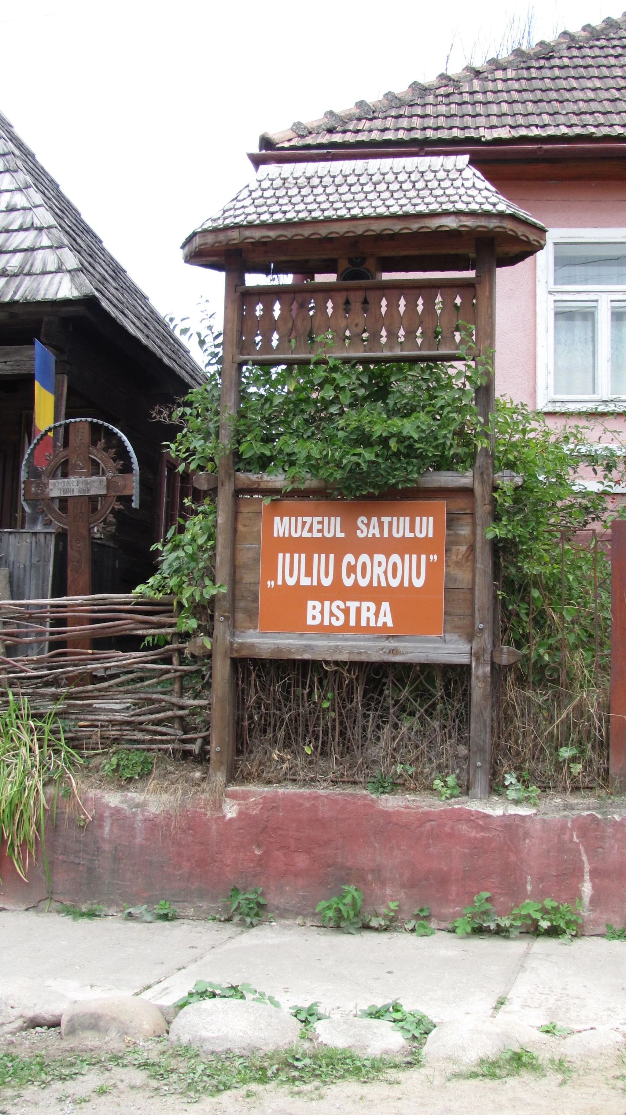 Photo showing: Bistra, Alba - DN-75 - Panou informativ-muzeu  "Iuliu Coroiu"