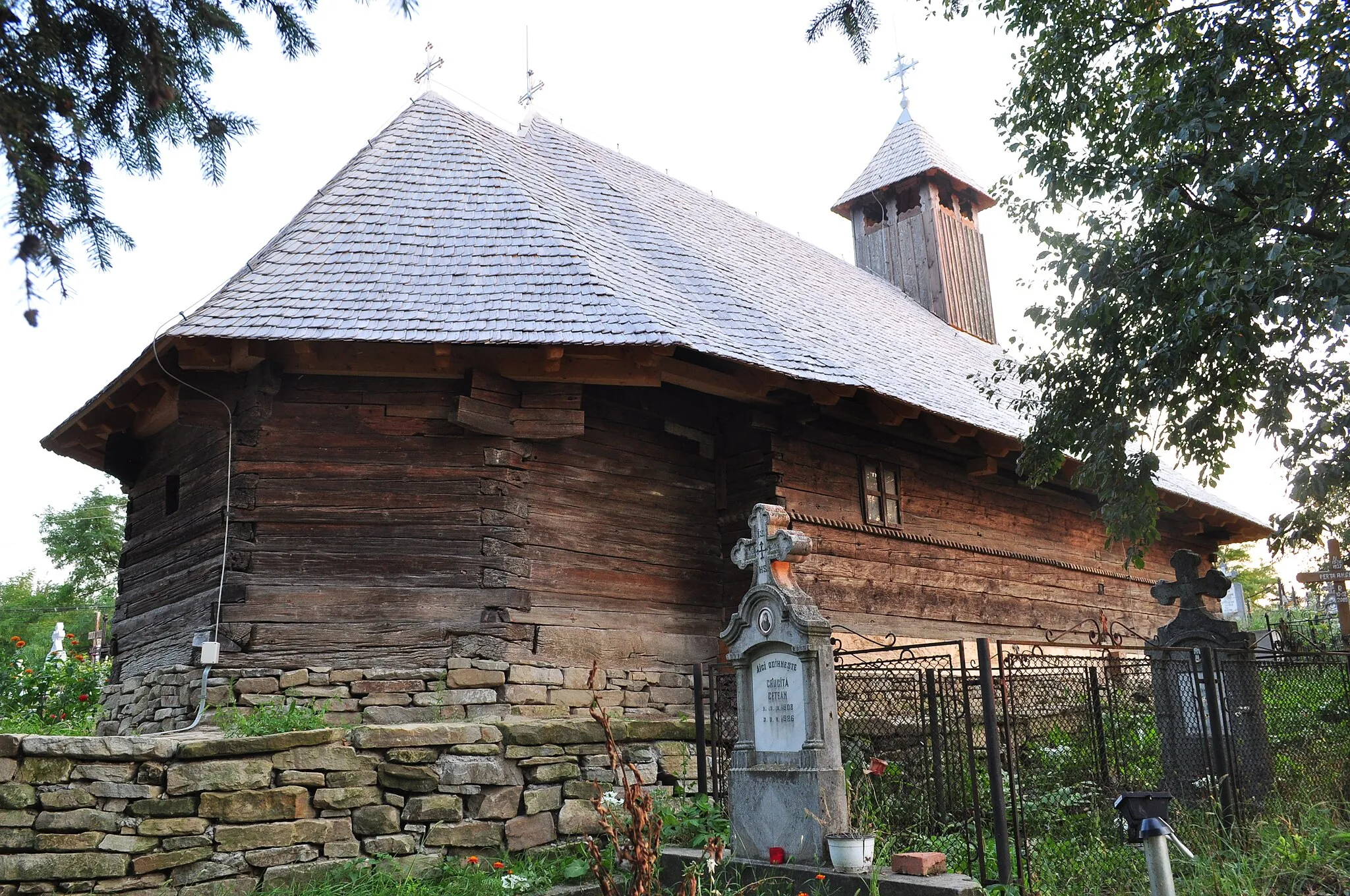 Photo showing: Biserica de lemn „Sfântul Nicolae” din Ghirbom, județul Alba