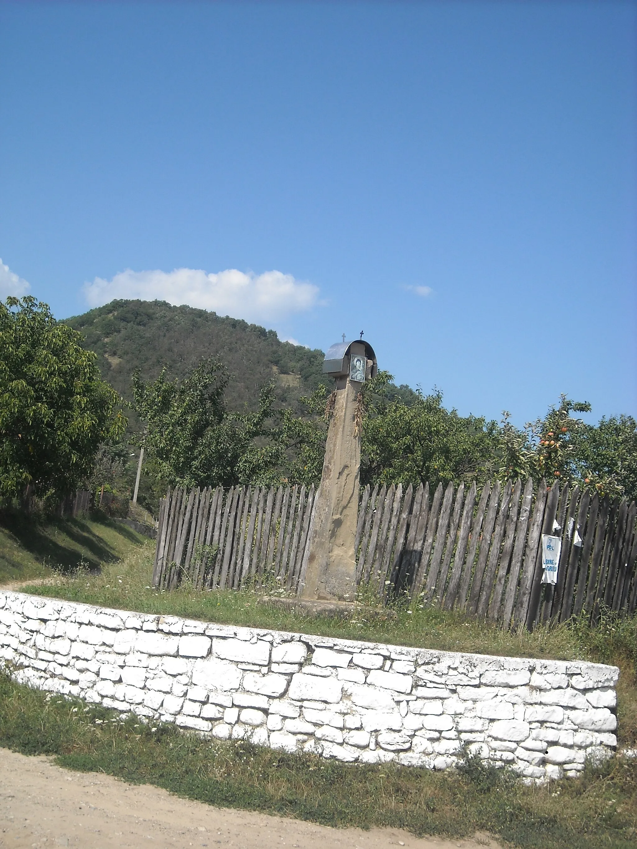 Photo showing: crucifix by the road in Blandiana village, Romania, with a print representing the Blessed Virgin