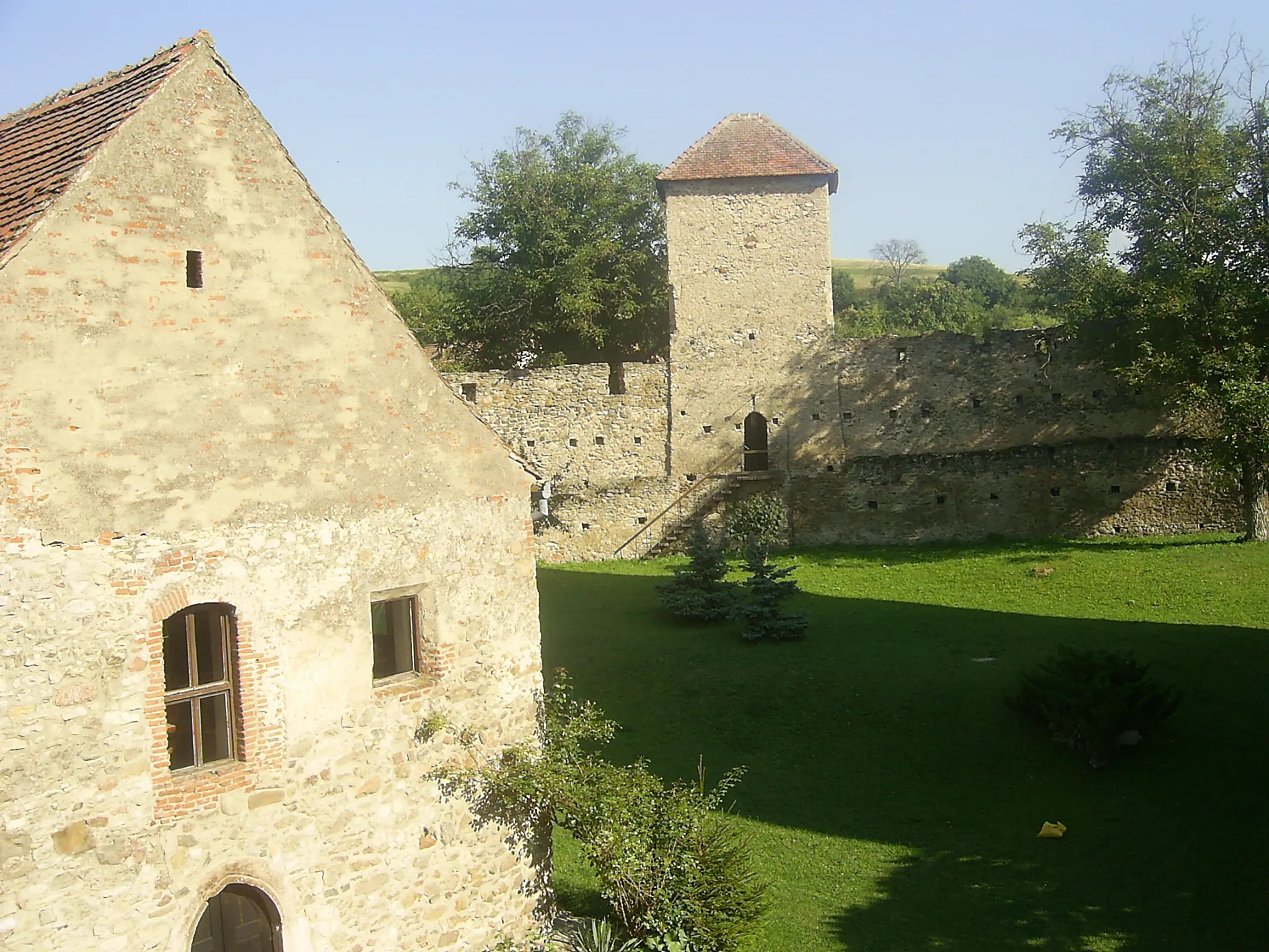 Photo showing: Main court of the castle in Câlnic, Romania