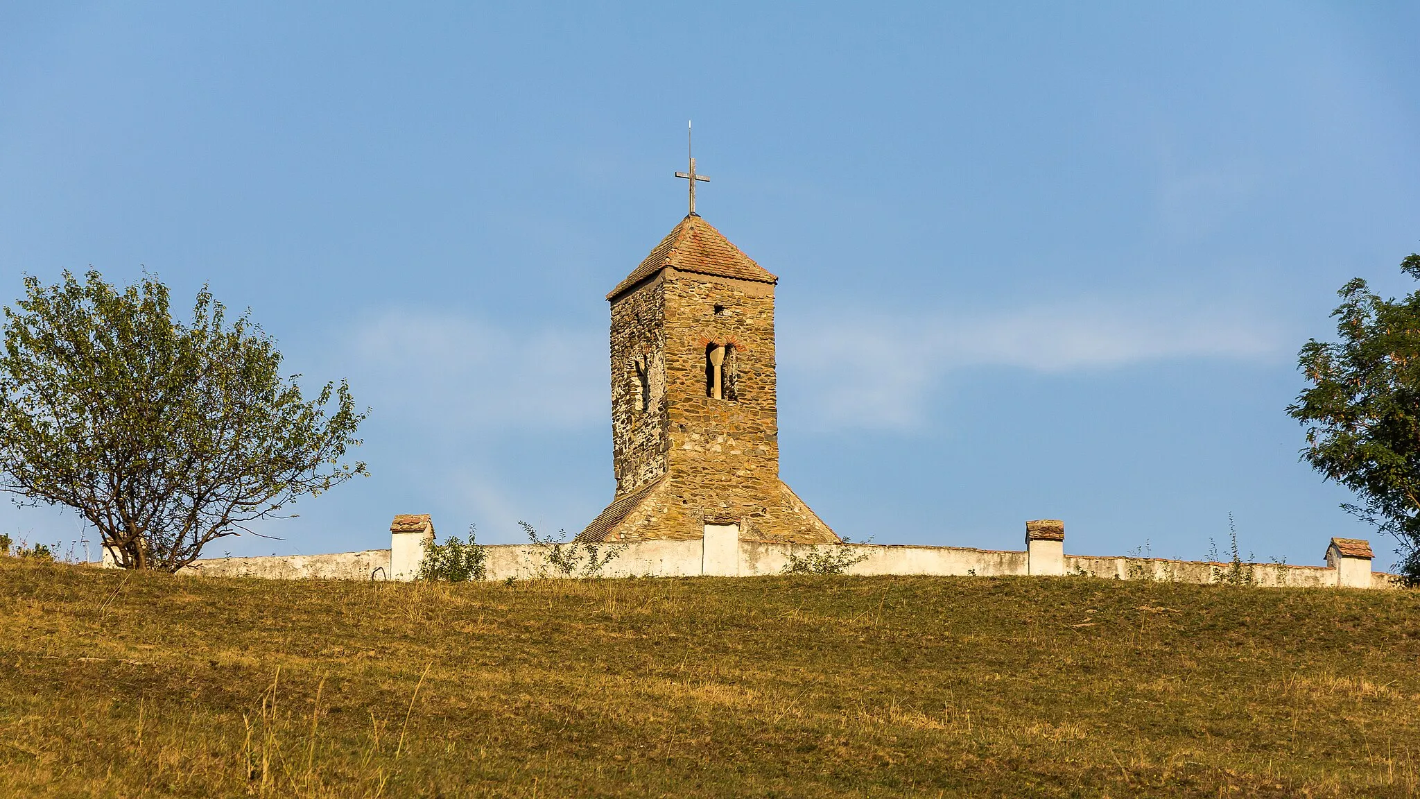 Photo showing: Mountain church Gârbova, Romania. View from half the way up to the hill