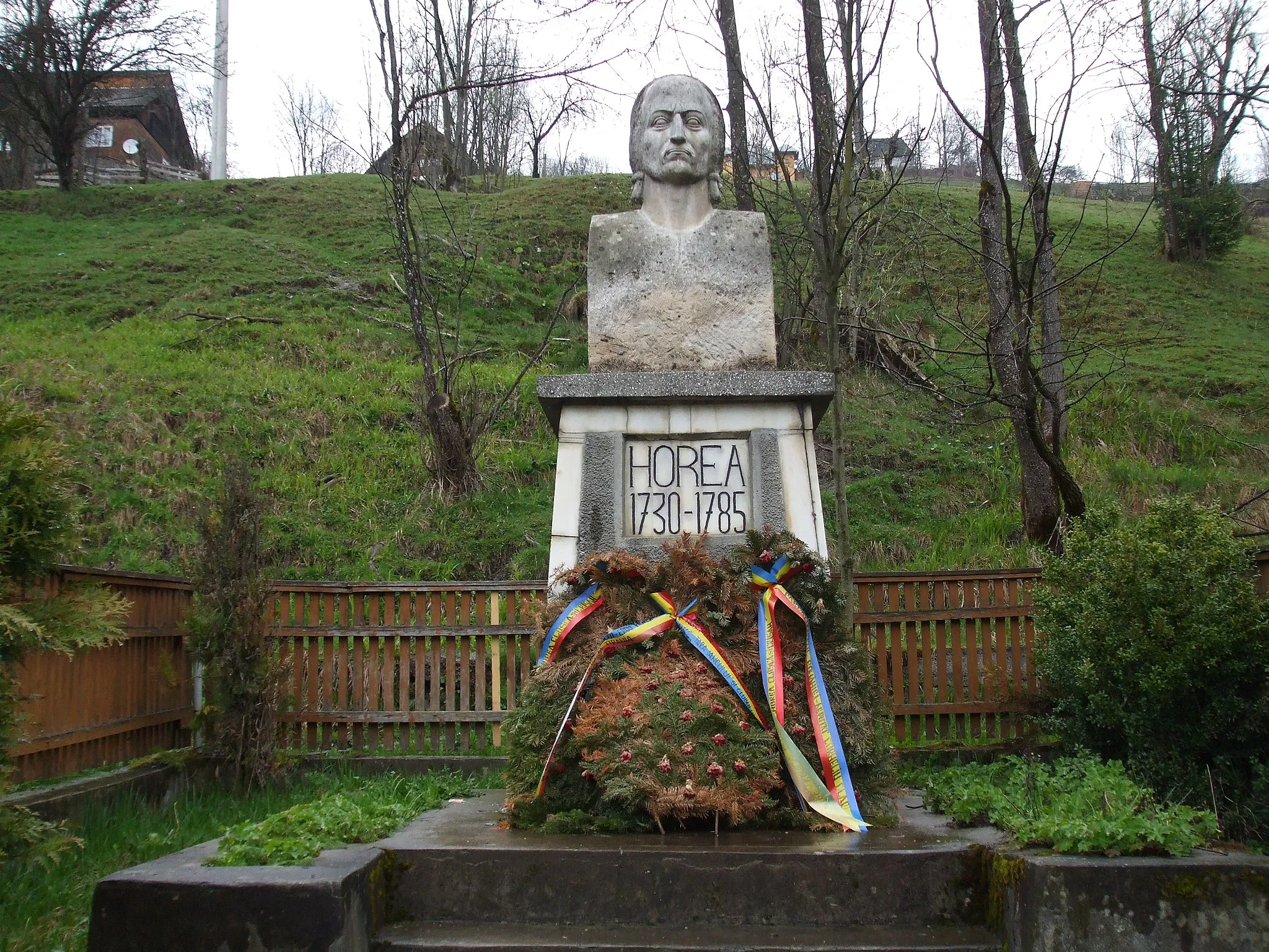 Photo showing: Bustul lui Horea din comuna Horea, judeţul Alba - lucrare realizată de sculptorul Ion Vasiu , in anul 1982.