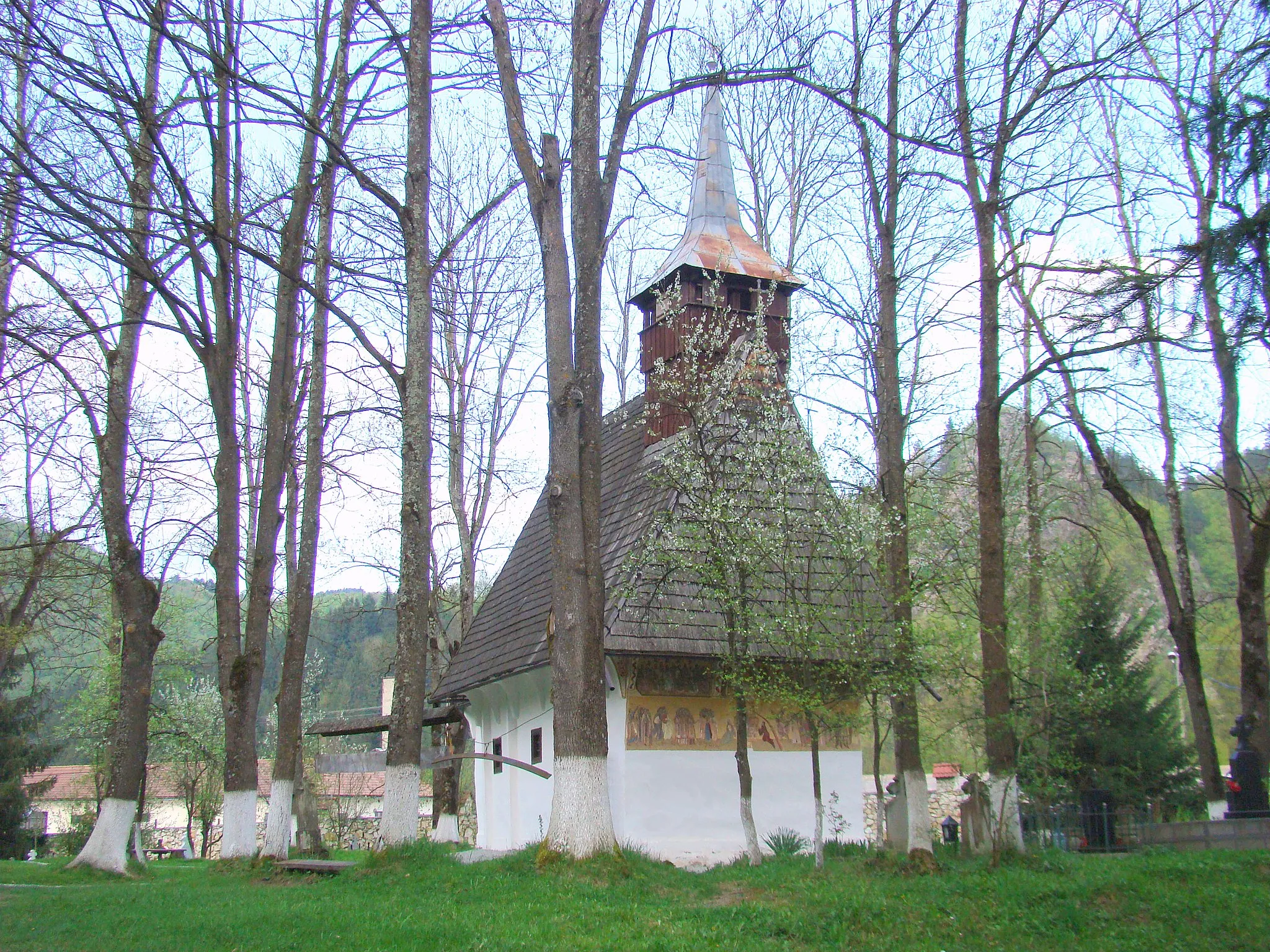 Photo showing: wooden church in the Lupșa Orthodox monastery, Apuseni Mountains, Romania
