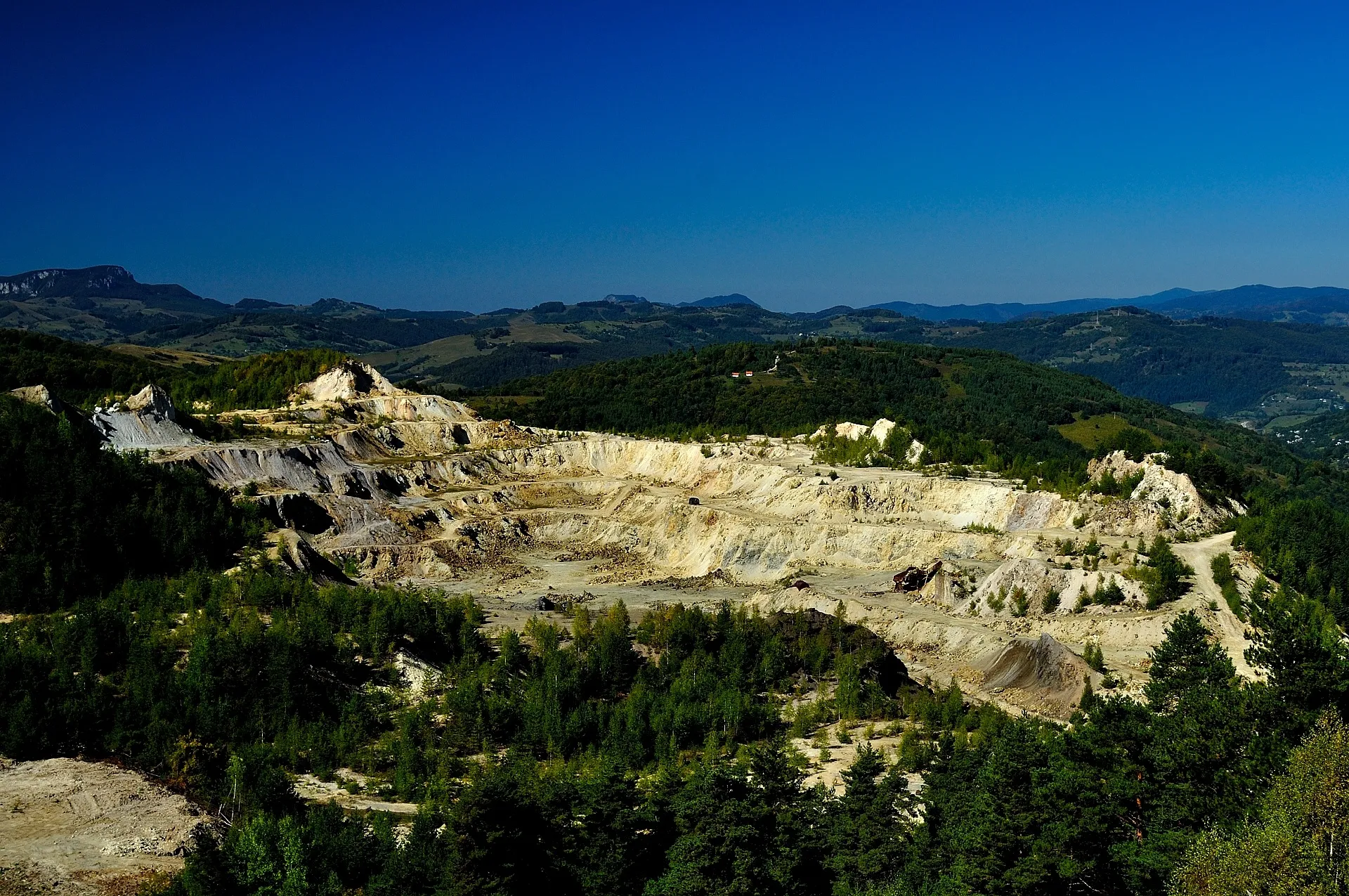 Photo showing: Cetate open-pit gold mine (1971-2006) near Roșia Montană, Alba, Romania.