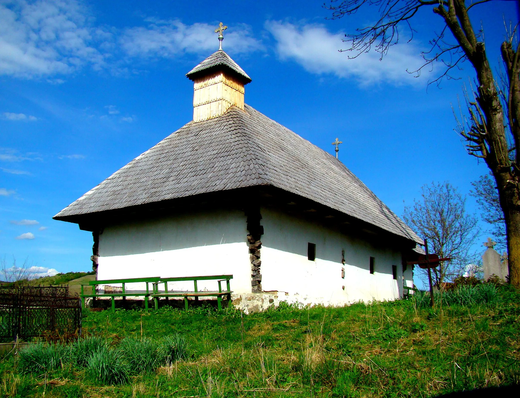 Photo showing: Biserica de lemn „Sf. Arhangheli”, sat Sângătin; comuna Apoldu de Jos	Str. Bisericii 550