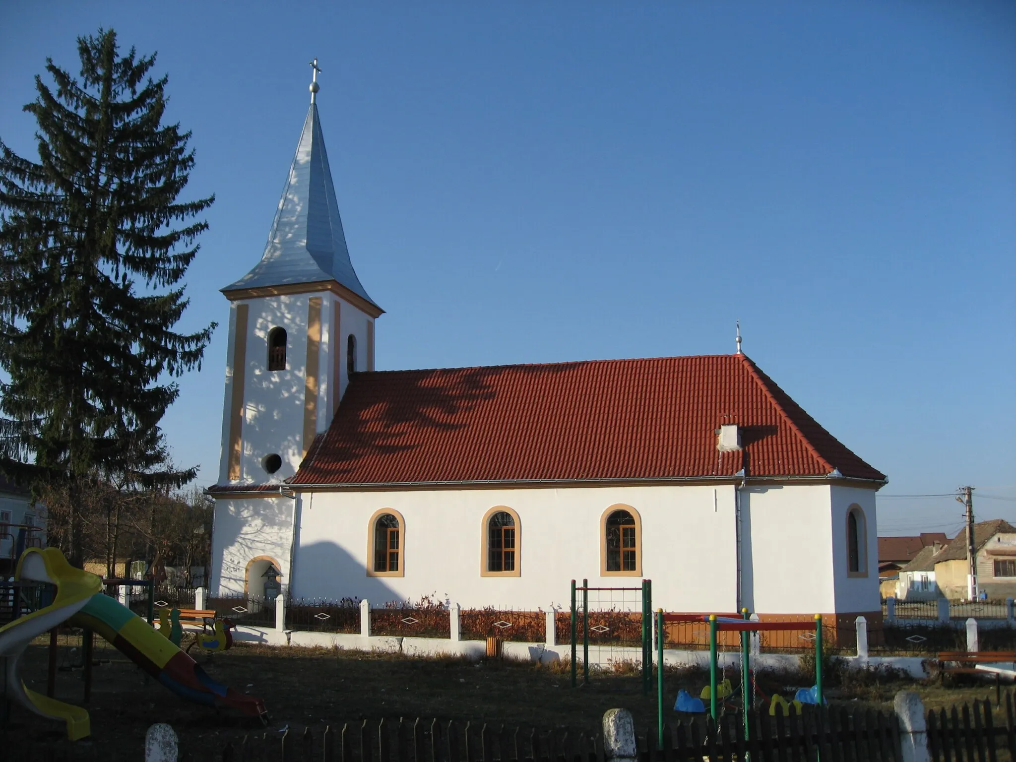 Photo showing: Die rumänisch-orthodoxe Kirche von Braller (rum. Bruiu) im Kreis Sibiu, Rumänien.