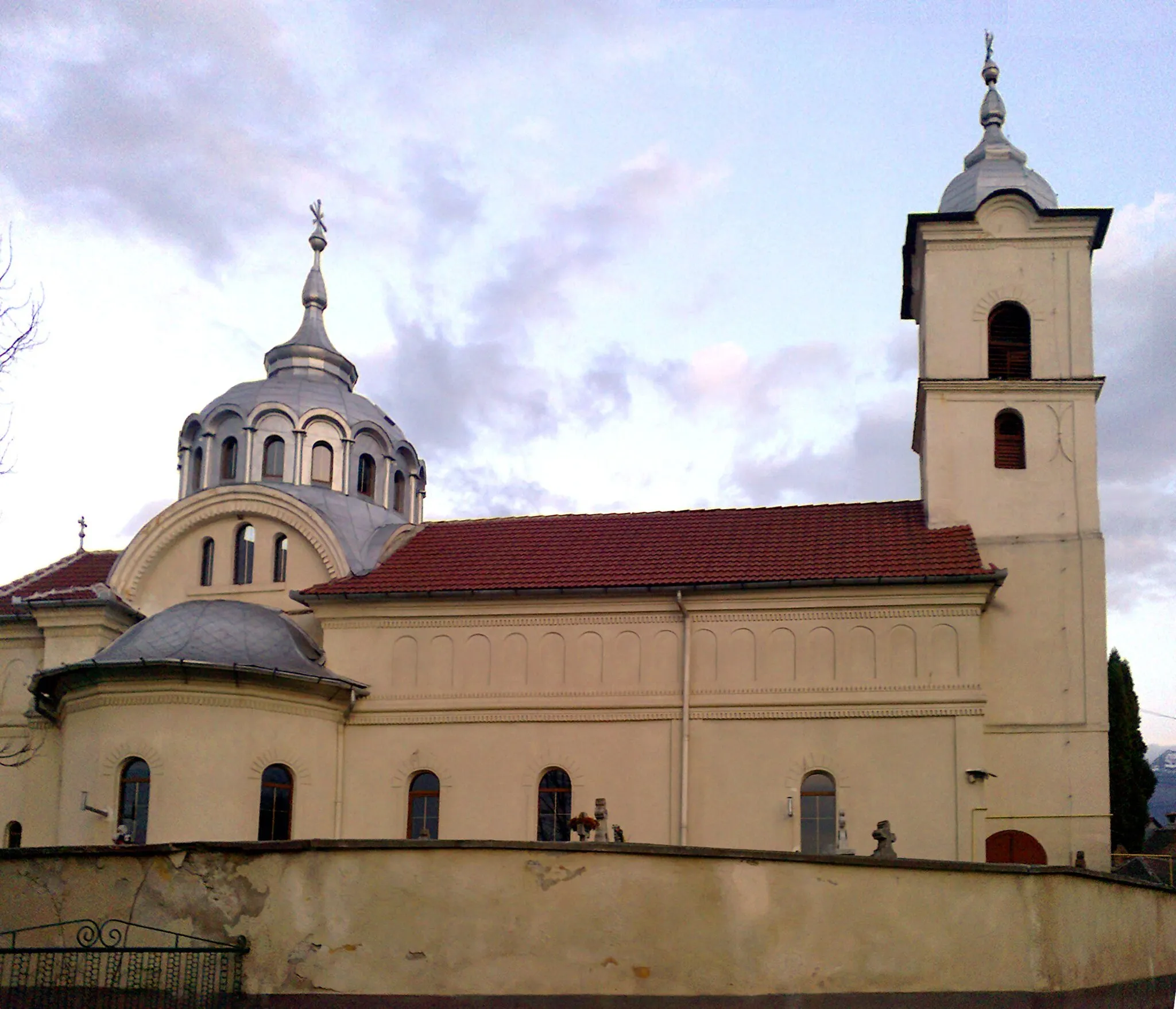 Photo showing: Biserica "Sf. Apostoli Petru și Pavel" din Sebeşu de Sus, construita in 1760 si extinsa in 1909. Monument catalogat cu cod LMI SB-II-m-B-12544.