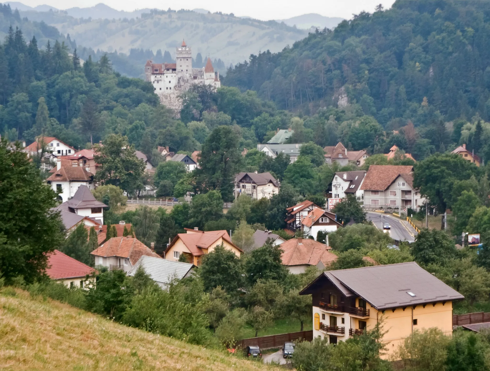 Photo showing: Bran, overlooked by Bran Castle, in Braşov County, Transylvania, Romania.