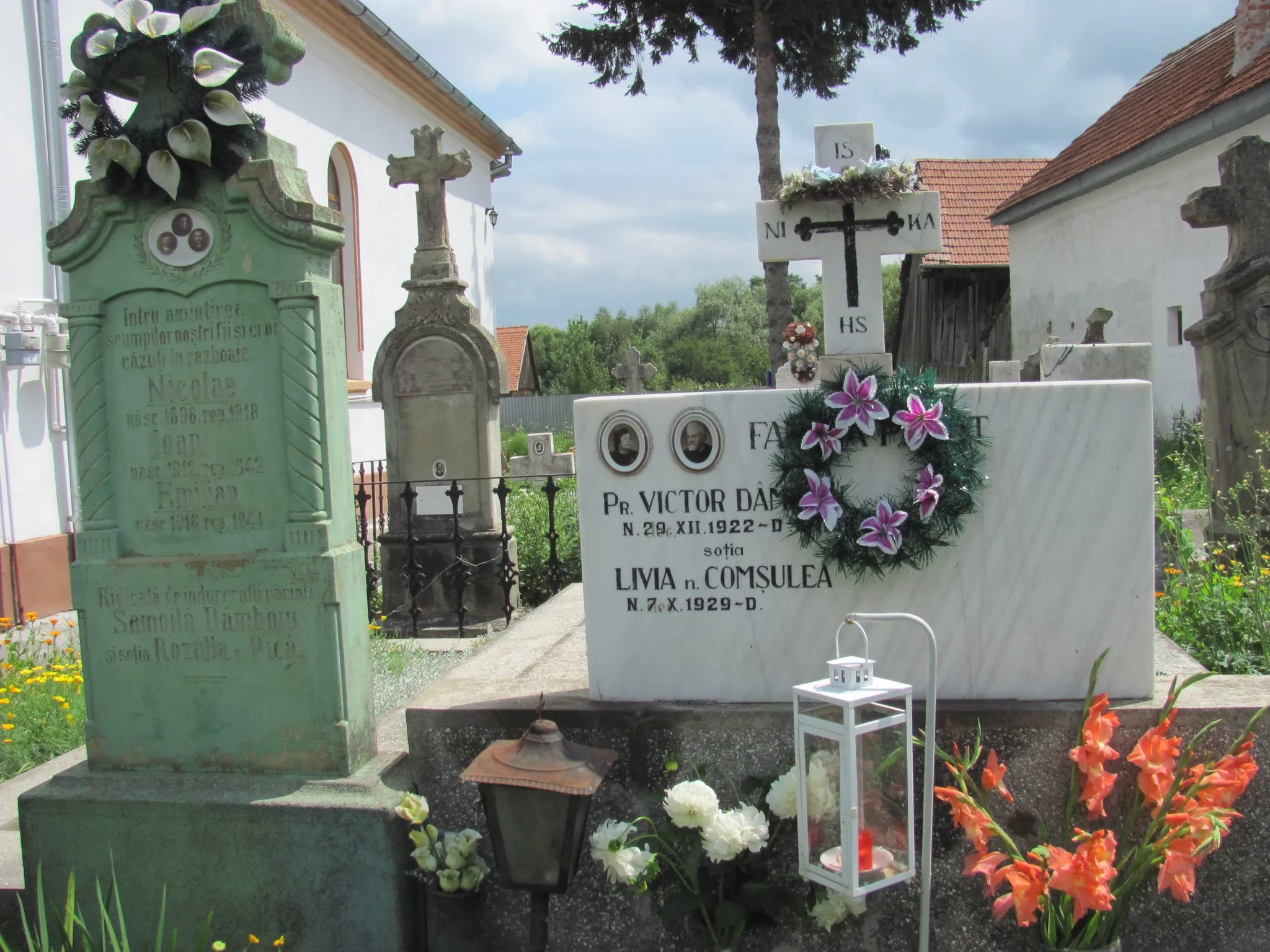 Photo showing: Satul Râuşor - Placă comemorativă Pr. Victor Dâmboiu