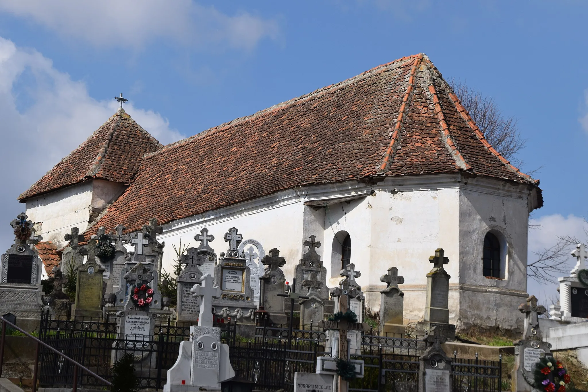 Photo showing: Biserica „Adormirea Maicii Domnului”, din cimitir