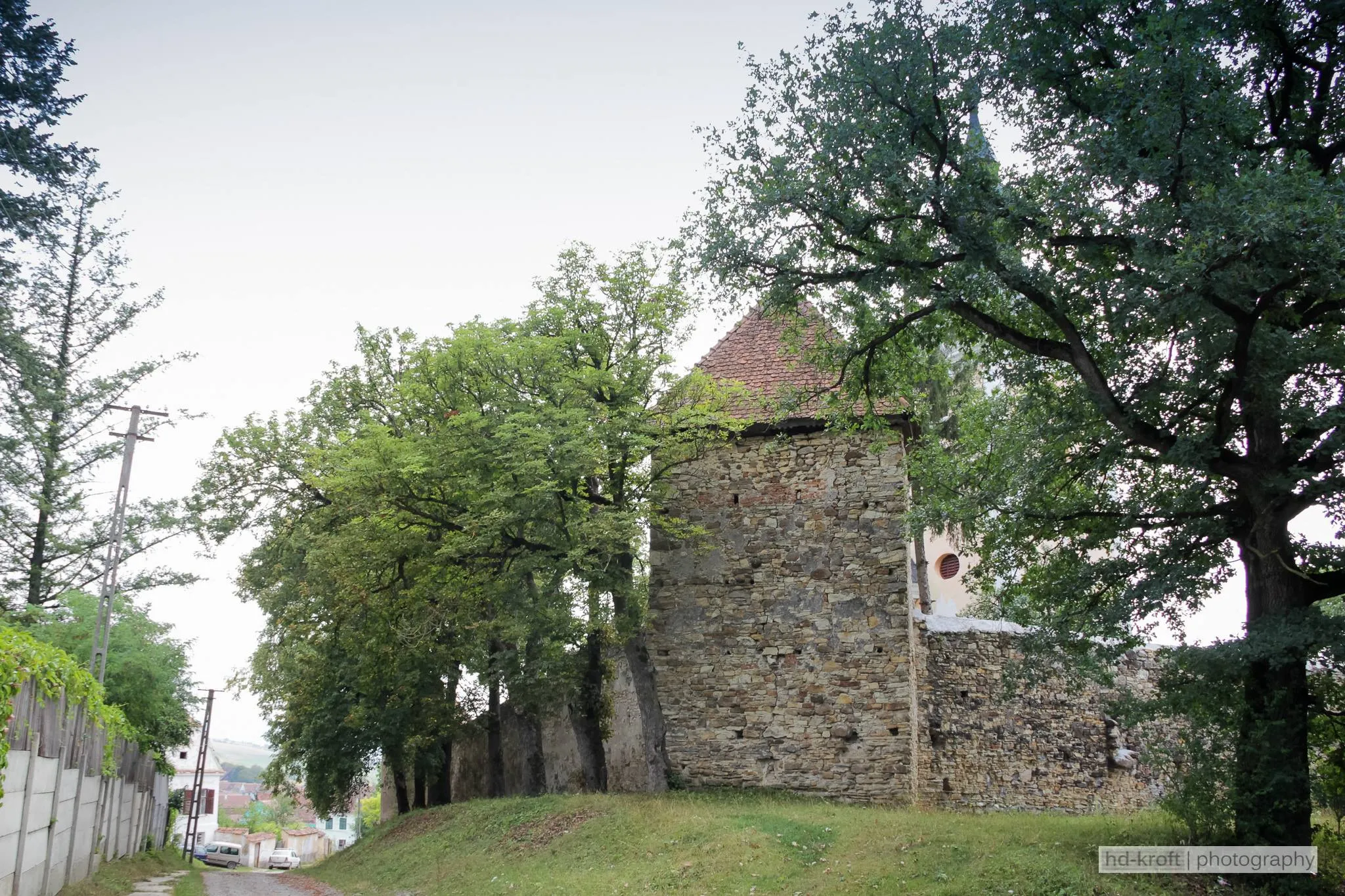 Photo showing: Wehrmauer der Kirchenburg Deutsch-Tekes, Ansicht von Osten.