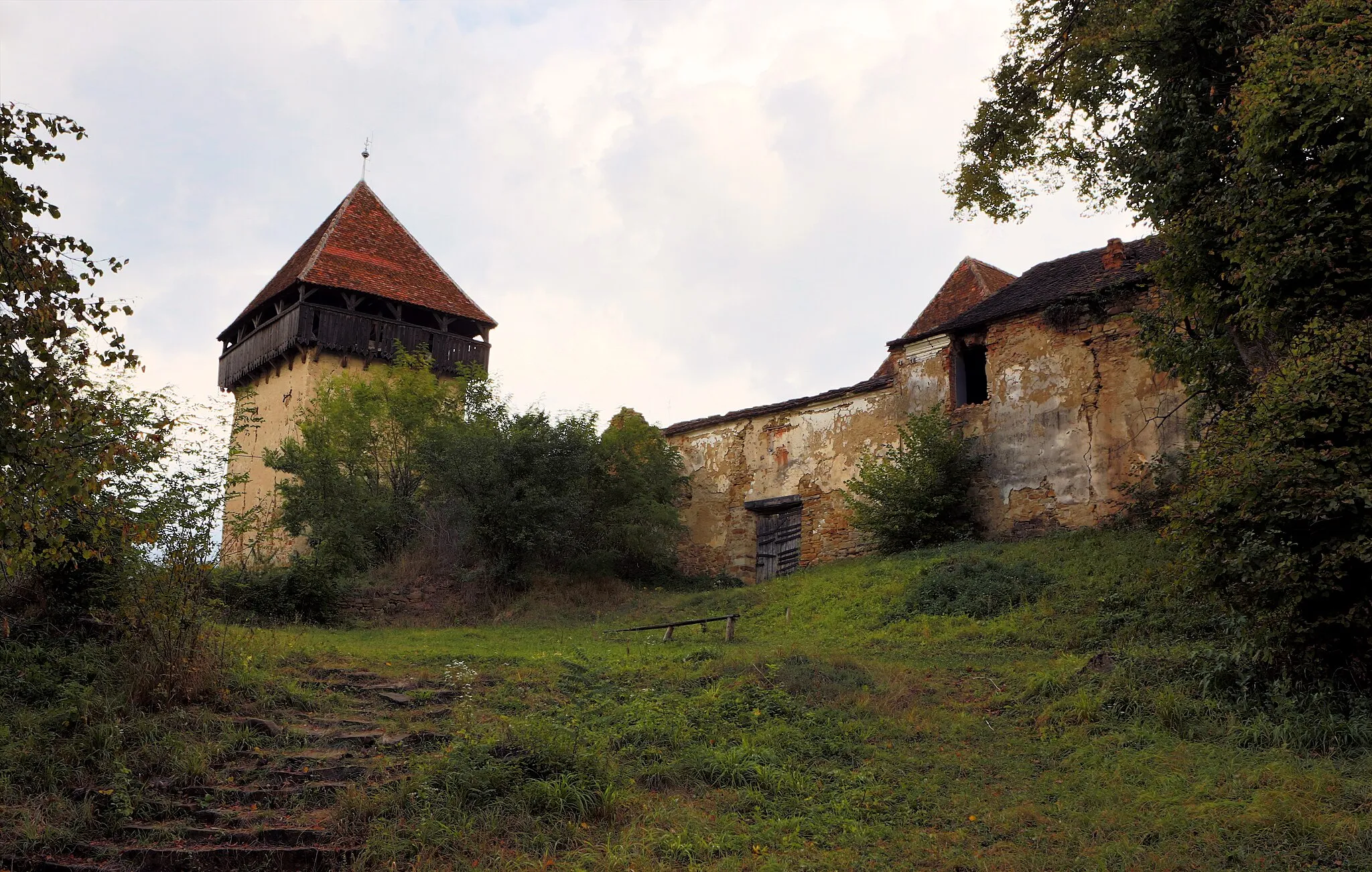 Photo showing: Cobor - Incintă fortificată cu două turnuri