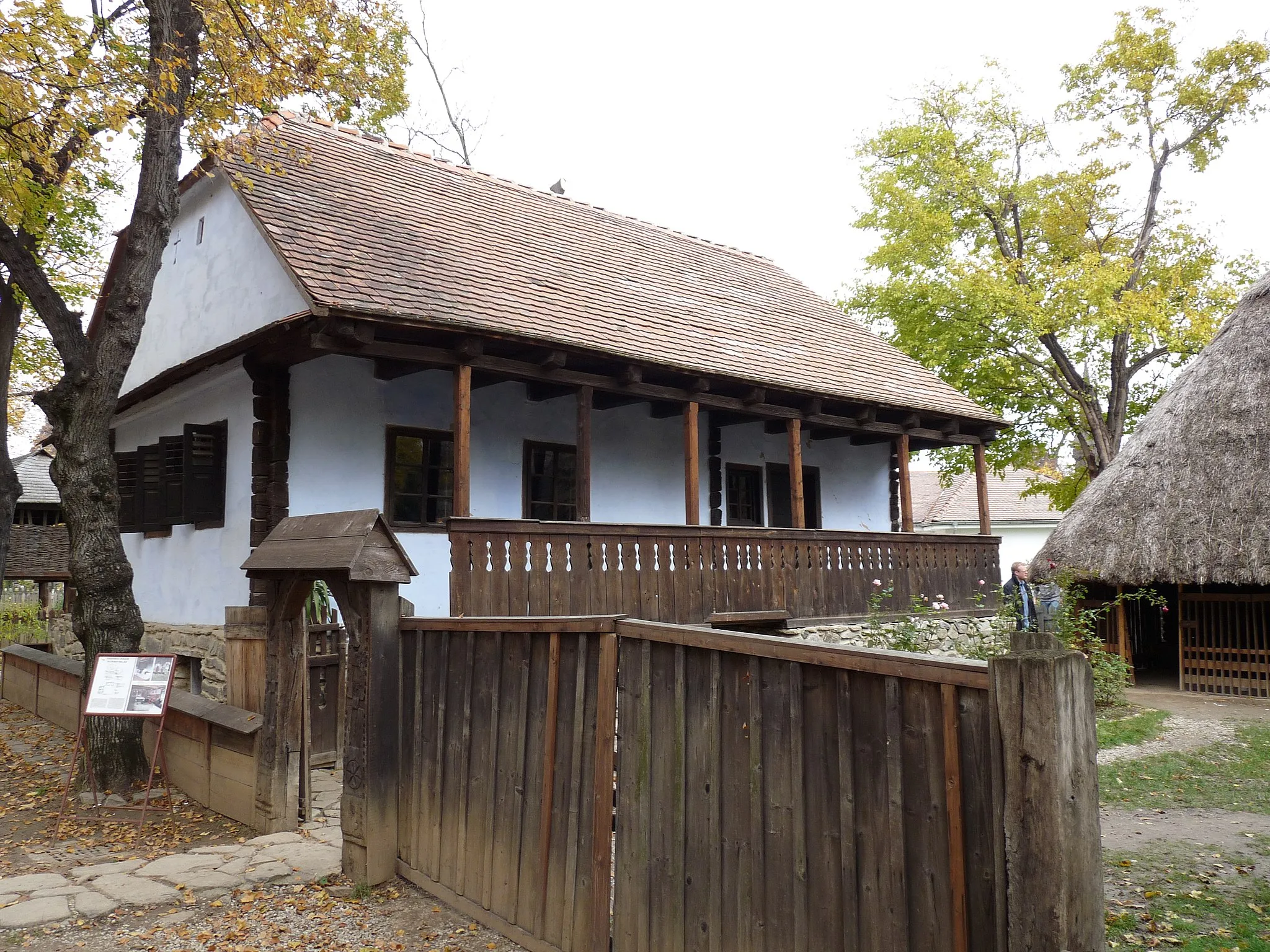 Photo showing: 19th century household from Drăguş, Braşov County, exhibited at the Village Museum in Bucharest. The house.