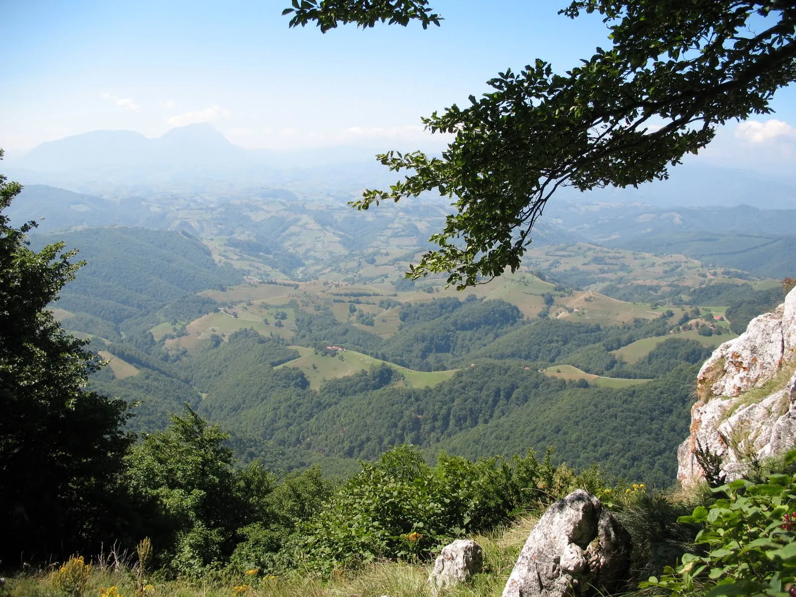 Photo showing: Ansicht vom Zeidner Berg, auf die Ortschaft Holbav, Kreis Braşov, Rumänien.