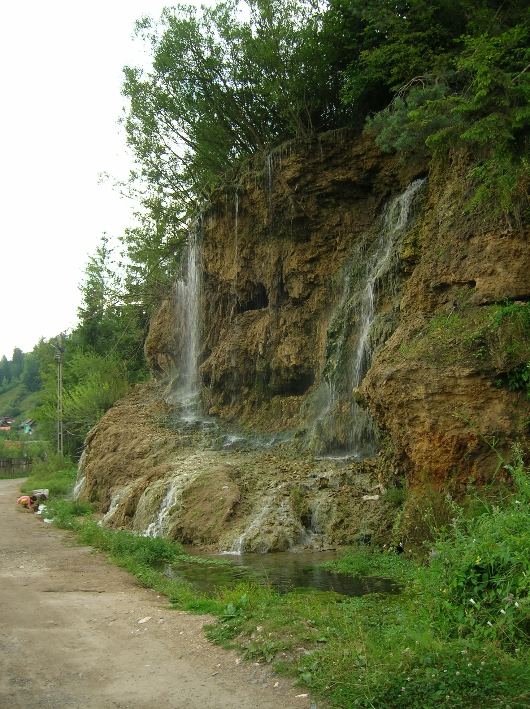 Photo showing: Topliţa mesothermal waterfall, bootom perspective