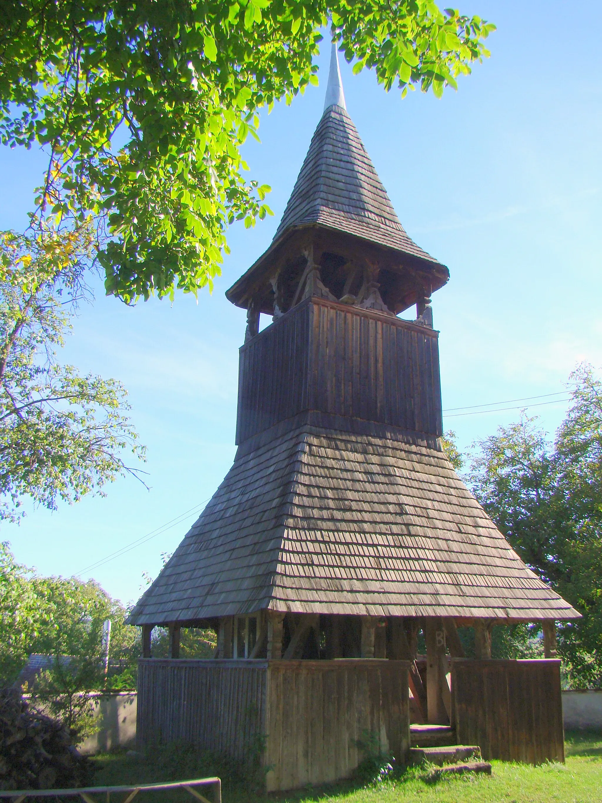 Photo showing: Wooden belfry of the reformed church in Cușmed, Harghita County, Romania