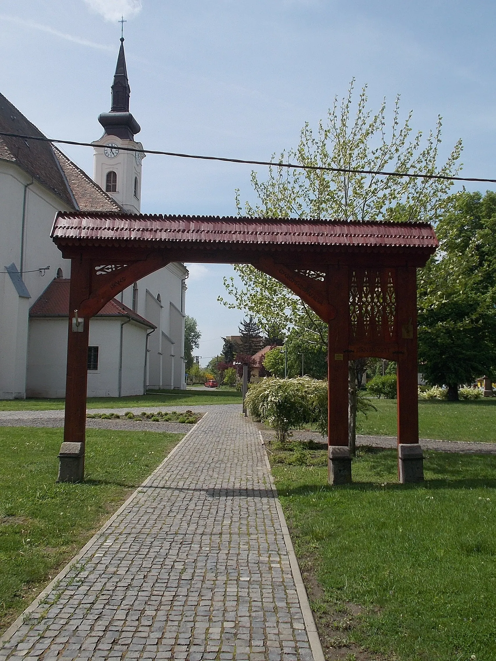 Photo showing: : Ciumani (Harghita County) gate. - Hősök tere, Heves, Heves County, Hungary.