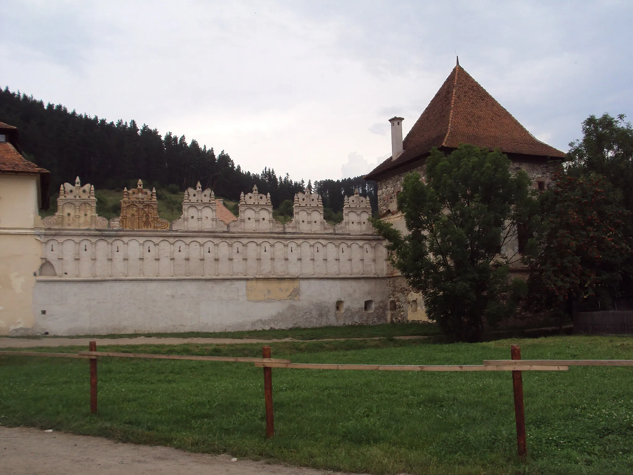 Photo showing: Bastionul sud-estic al castelulului Lázár din Lăzarea, județul Harghita, România