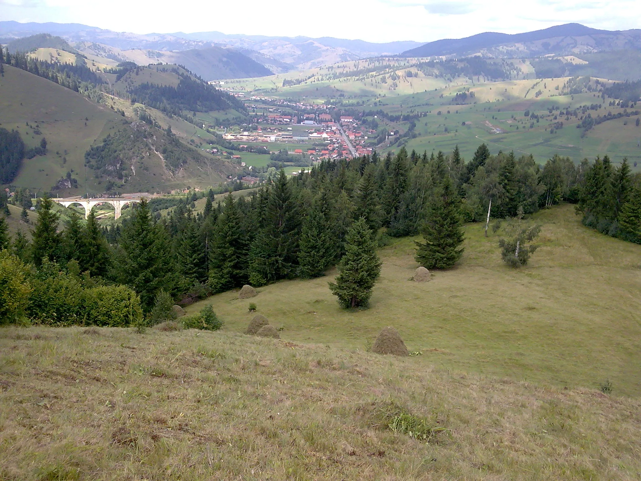 Photo showing: Gyimes-Valley (Valea Gyimesului, Gyimes-völgy) from the peak called 'Hegyes Bitkó'