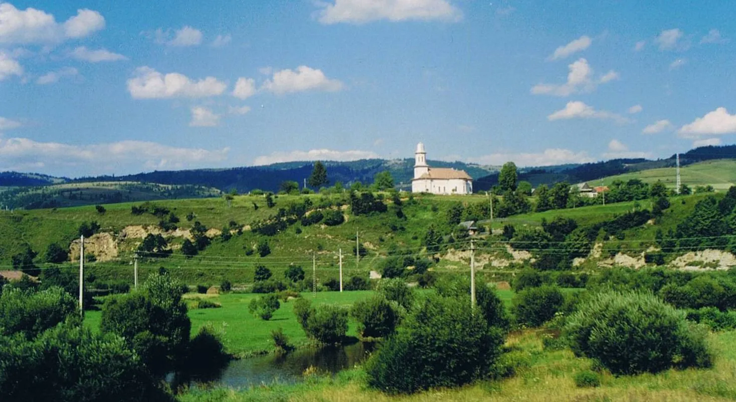 Photo showing: Orthodox church in Hodoșa (Gyergyóhodos) in Harghita County, Romania. (Some settlement betweein Ditrău and Topliţa as viewed from the train.)